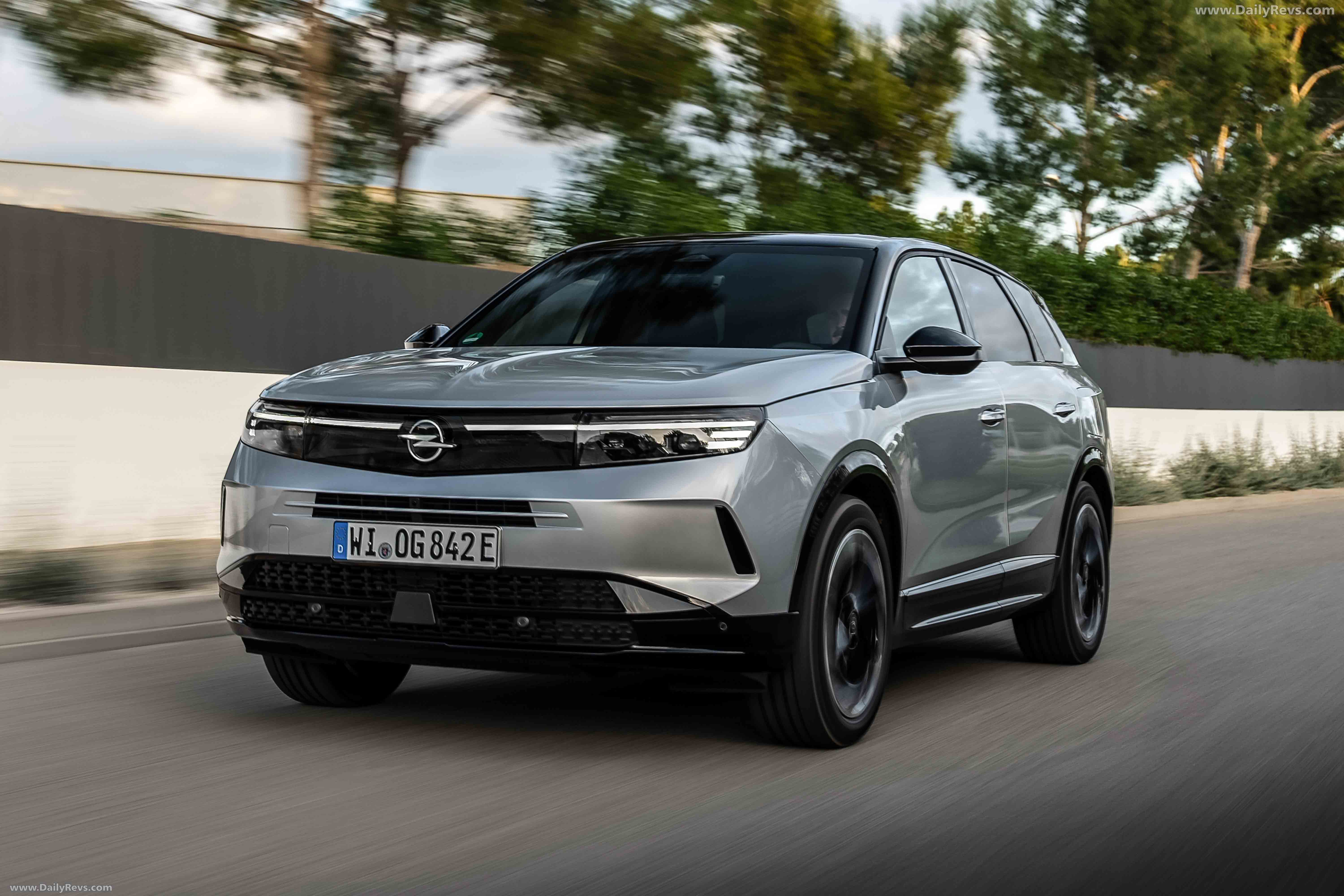 2025 Opel Grandland PHEV Front View