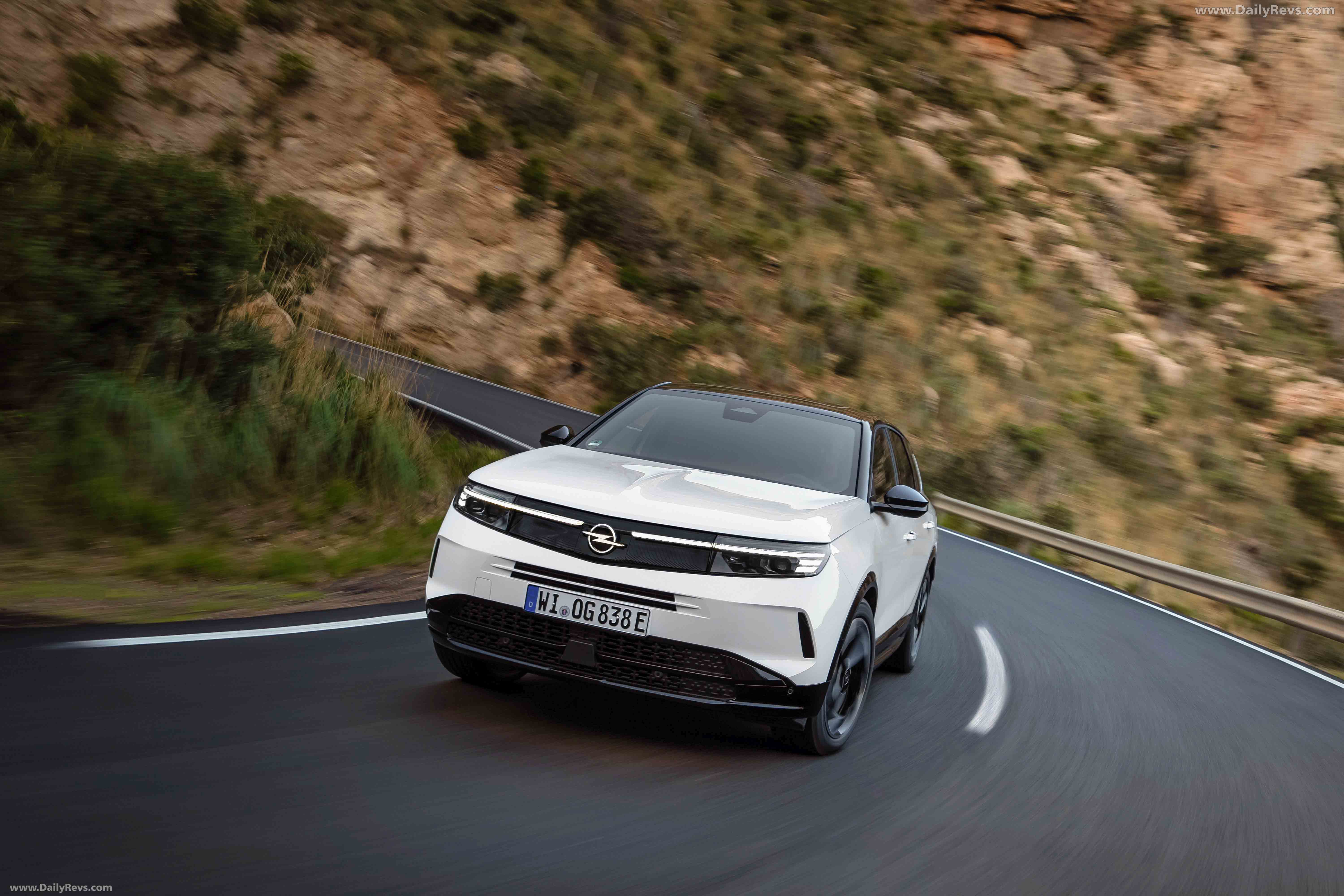 2025 Opel Grandland PHEV Front View