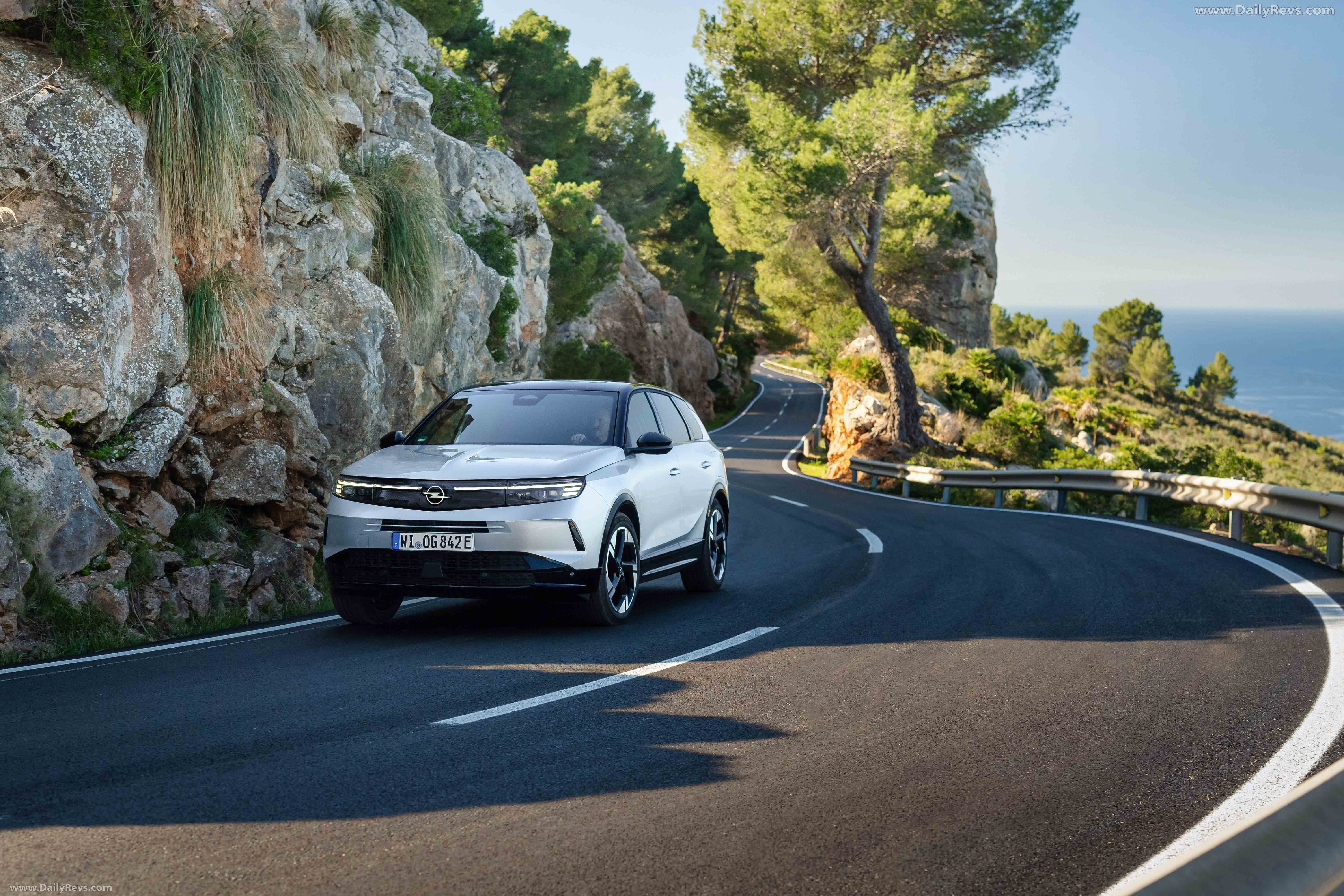 2025 Opel Grandland PHEV Front View