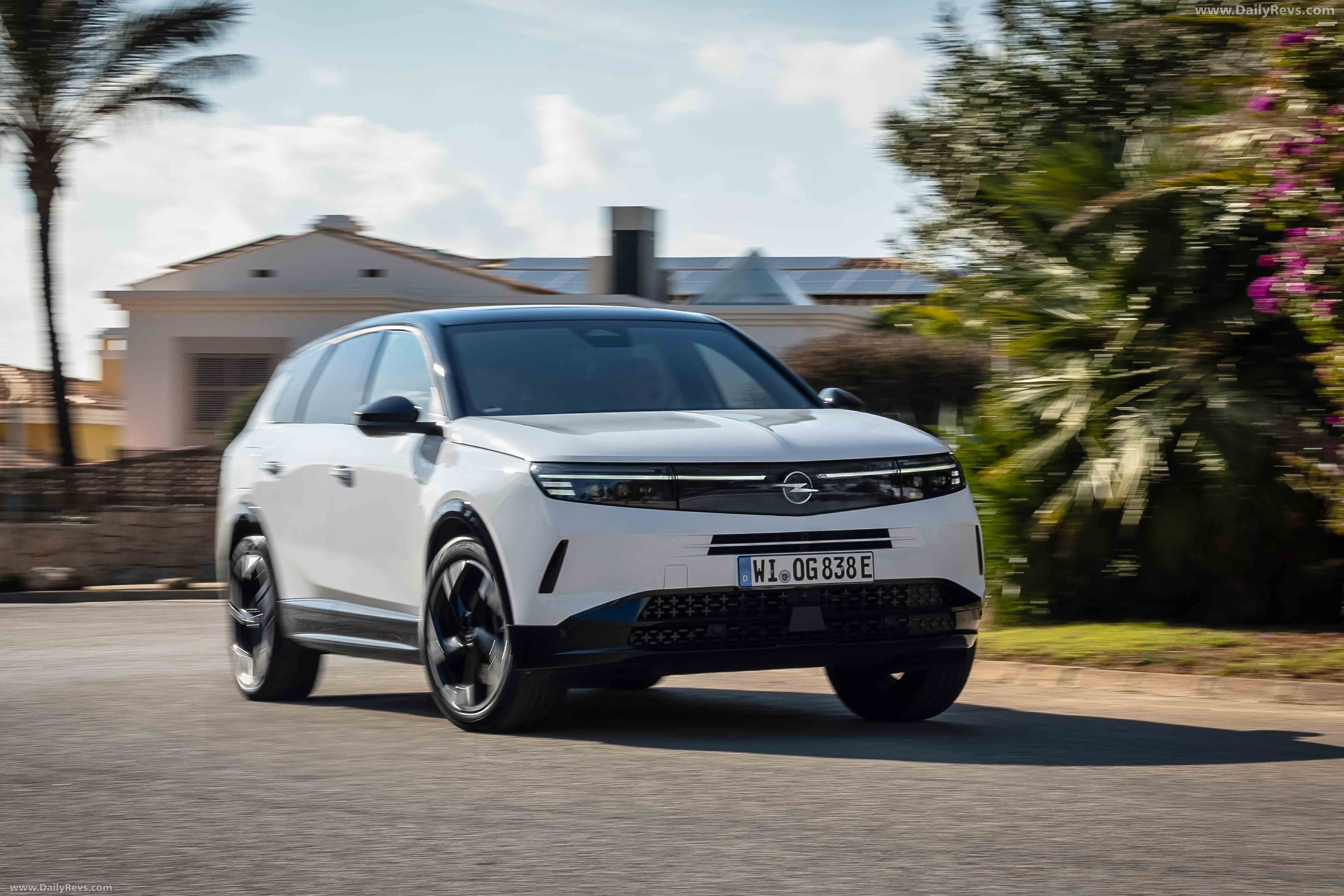 2025 Opel Grandland PHEV Front View