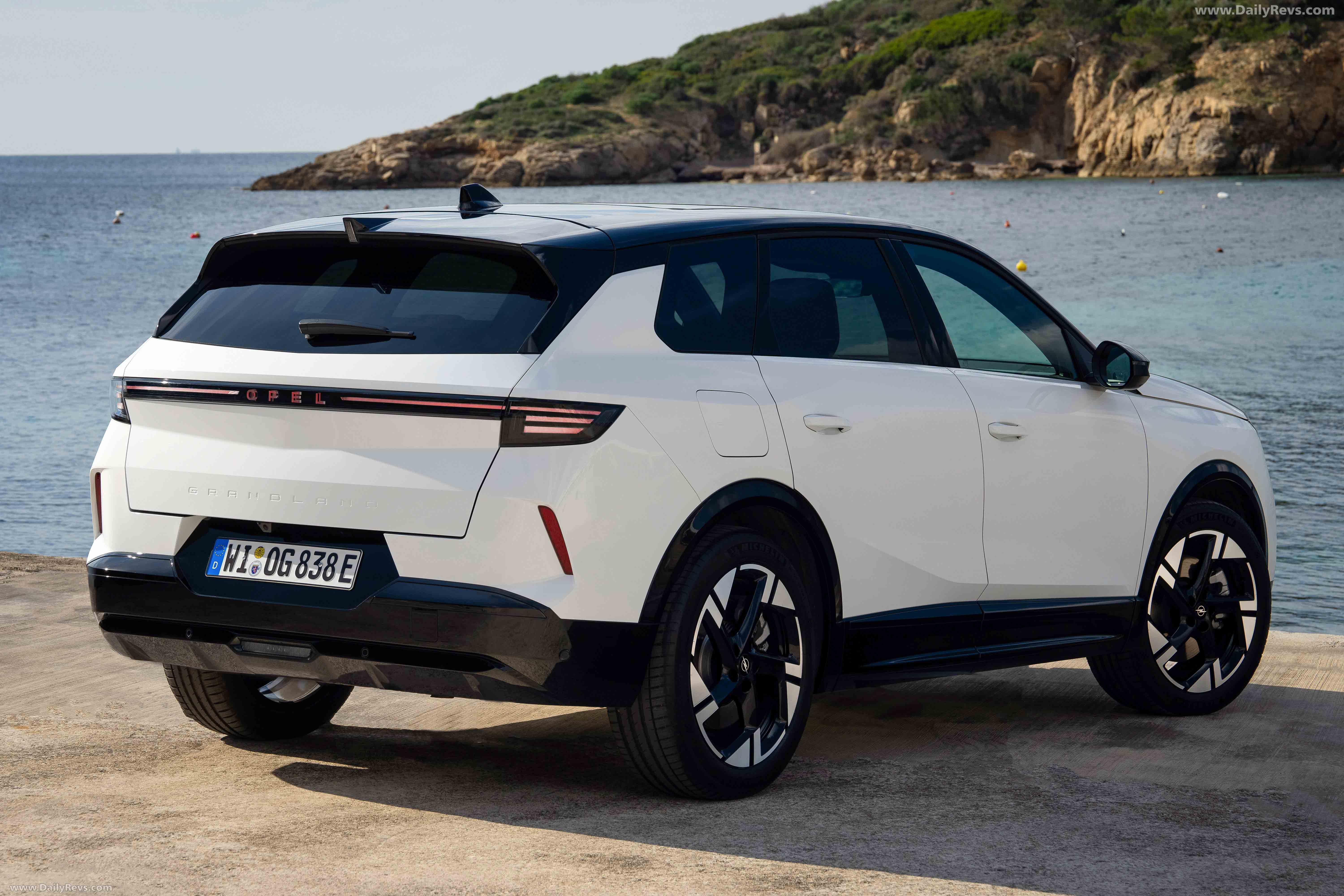 2025 Opel Grandland PHEV Rear View
