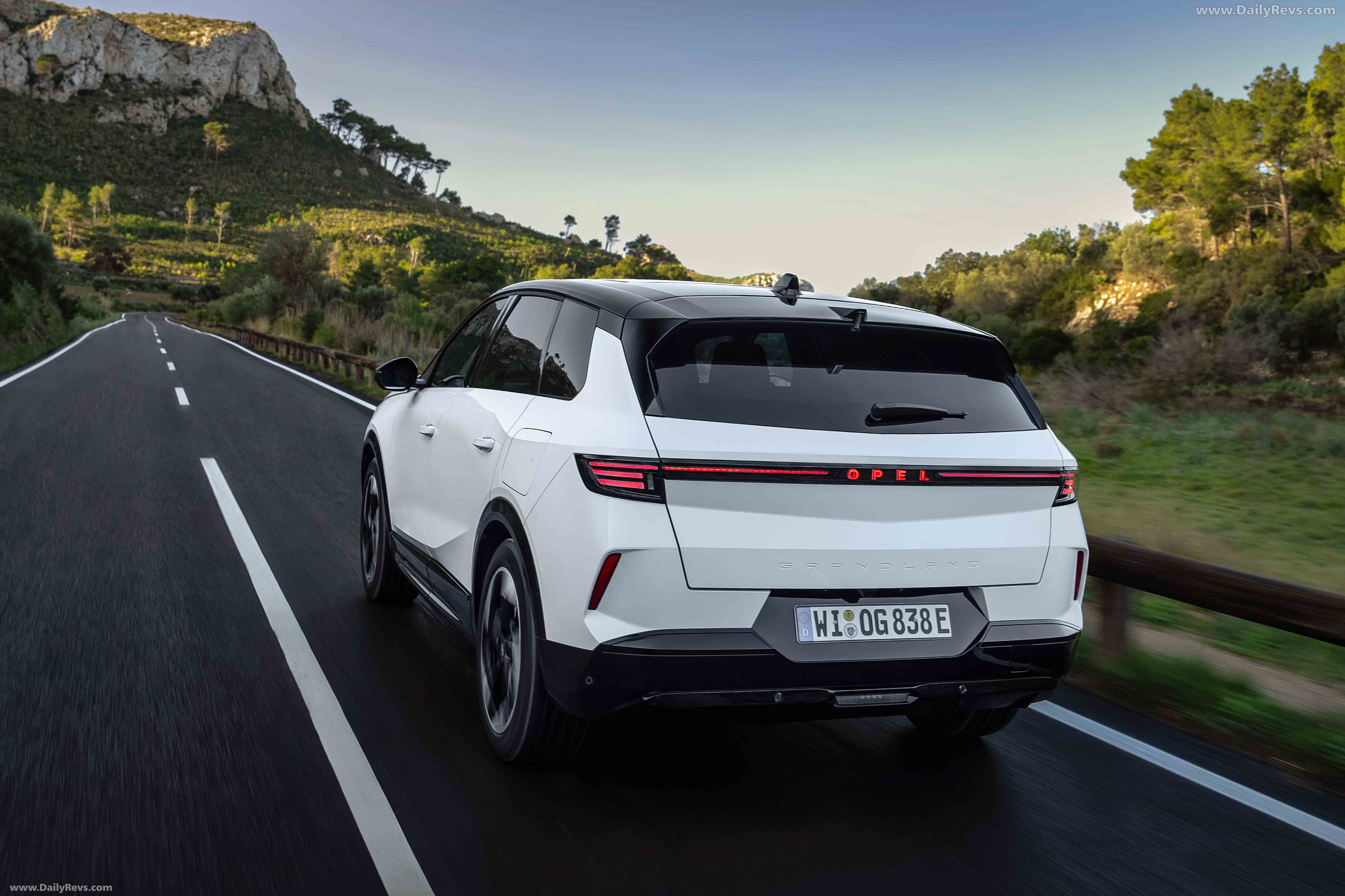2025 Opel Grandland PHEV Rear View