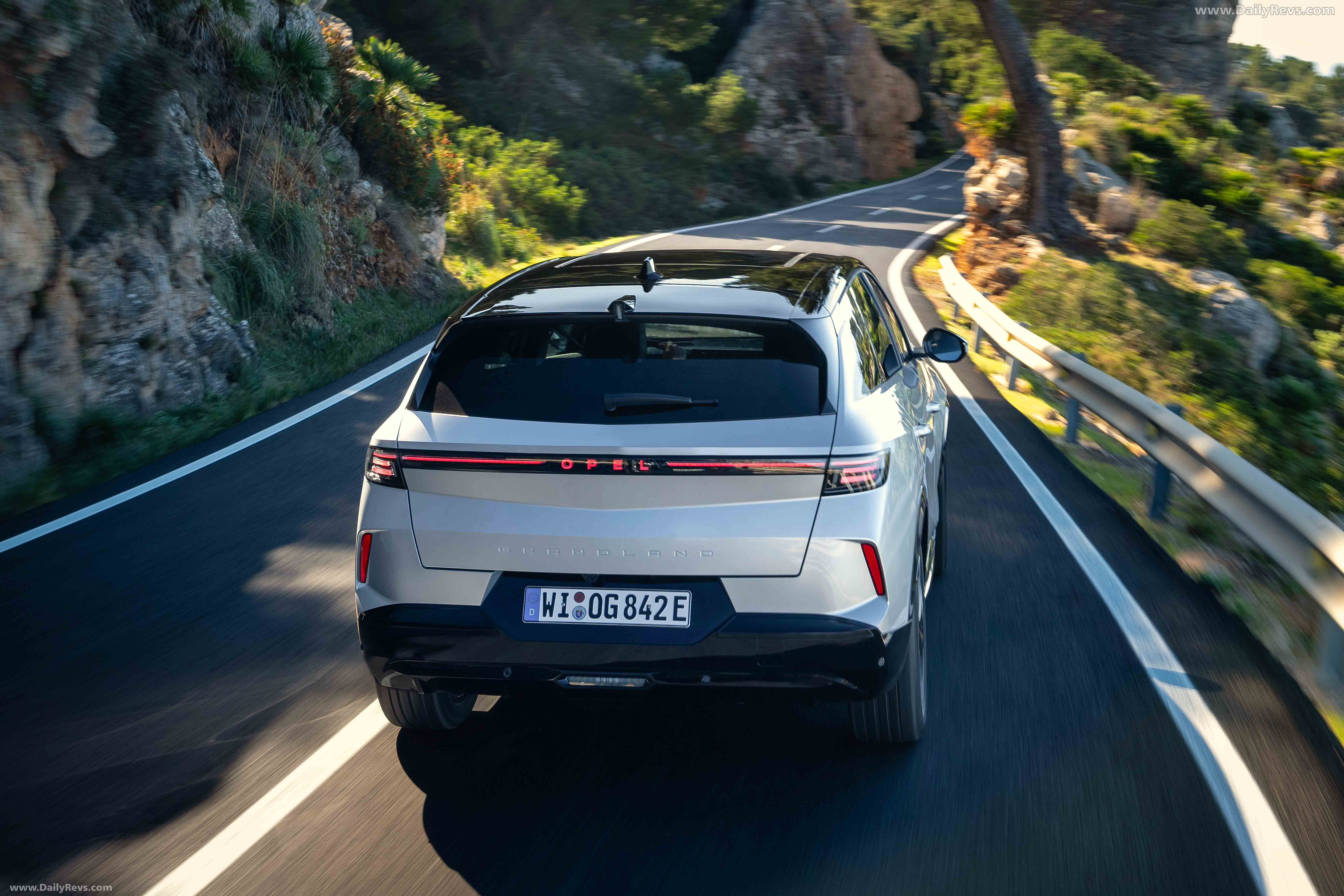 2025 Opel Grandland PHEV Rear View