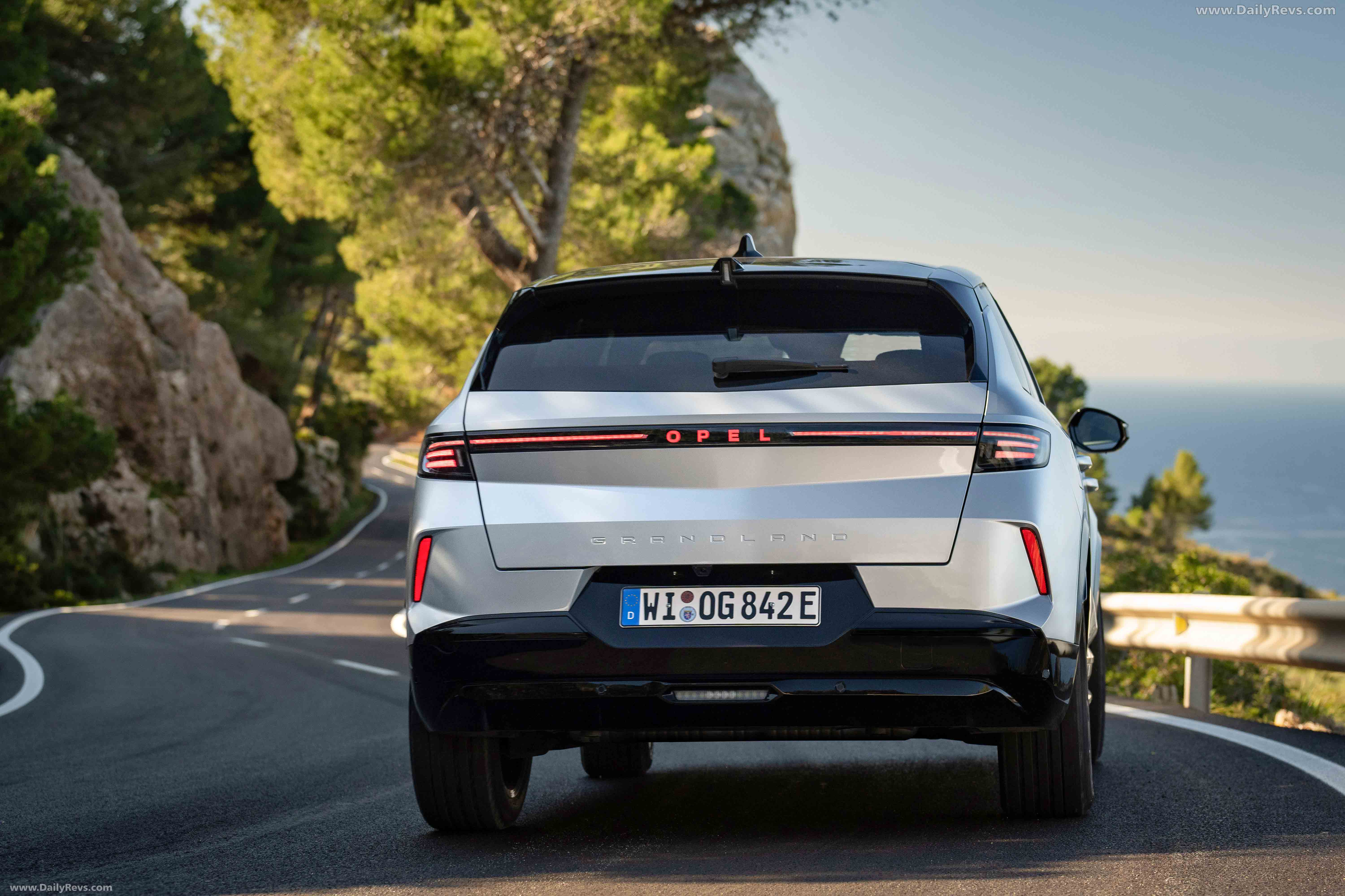 2025 Opel Grandland PHEV Rear View