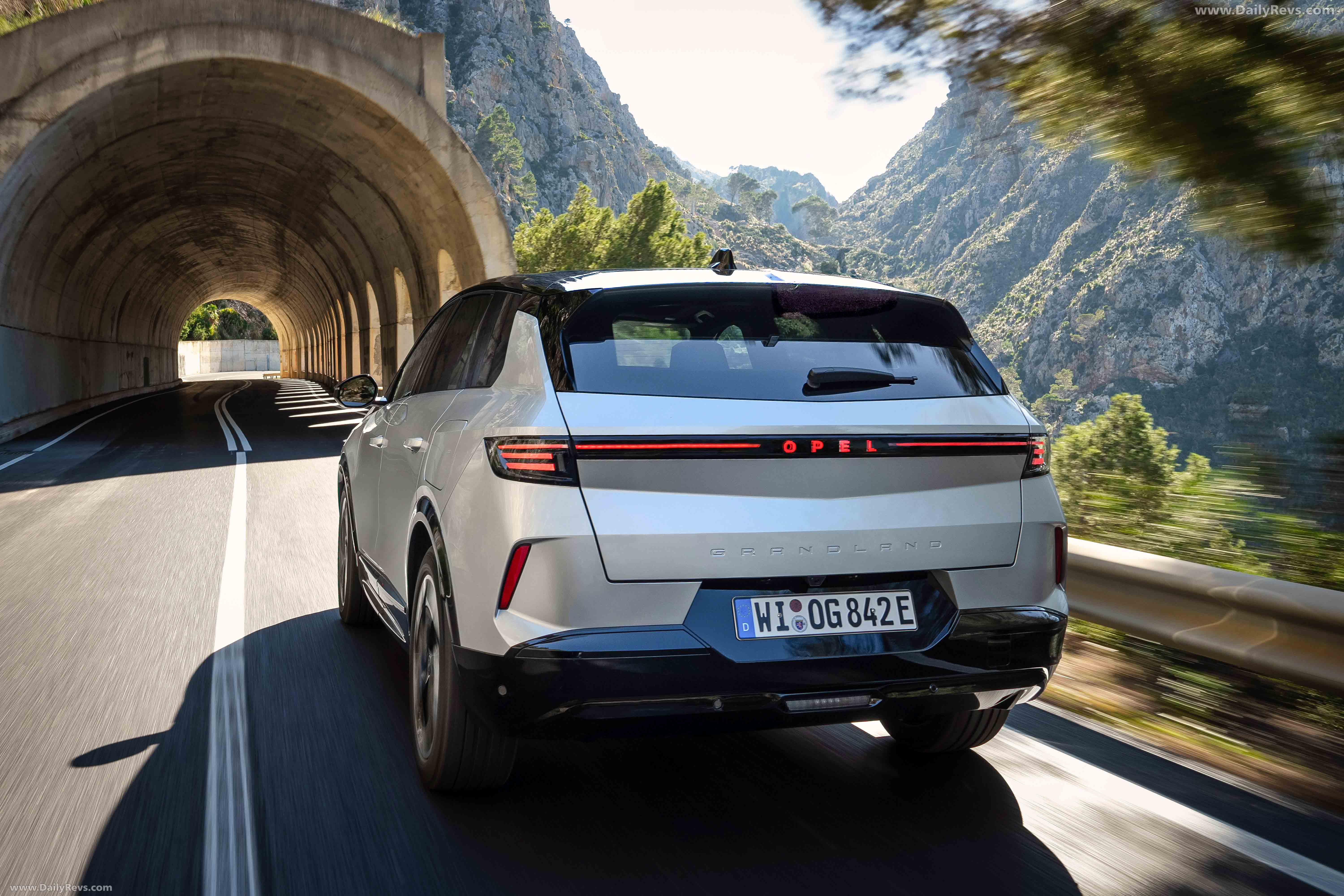 2025 Opel Grandland PHEV Rear View