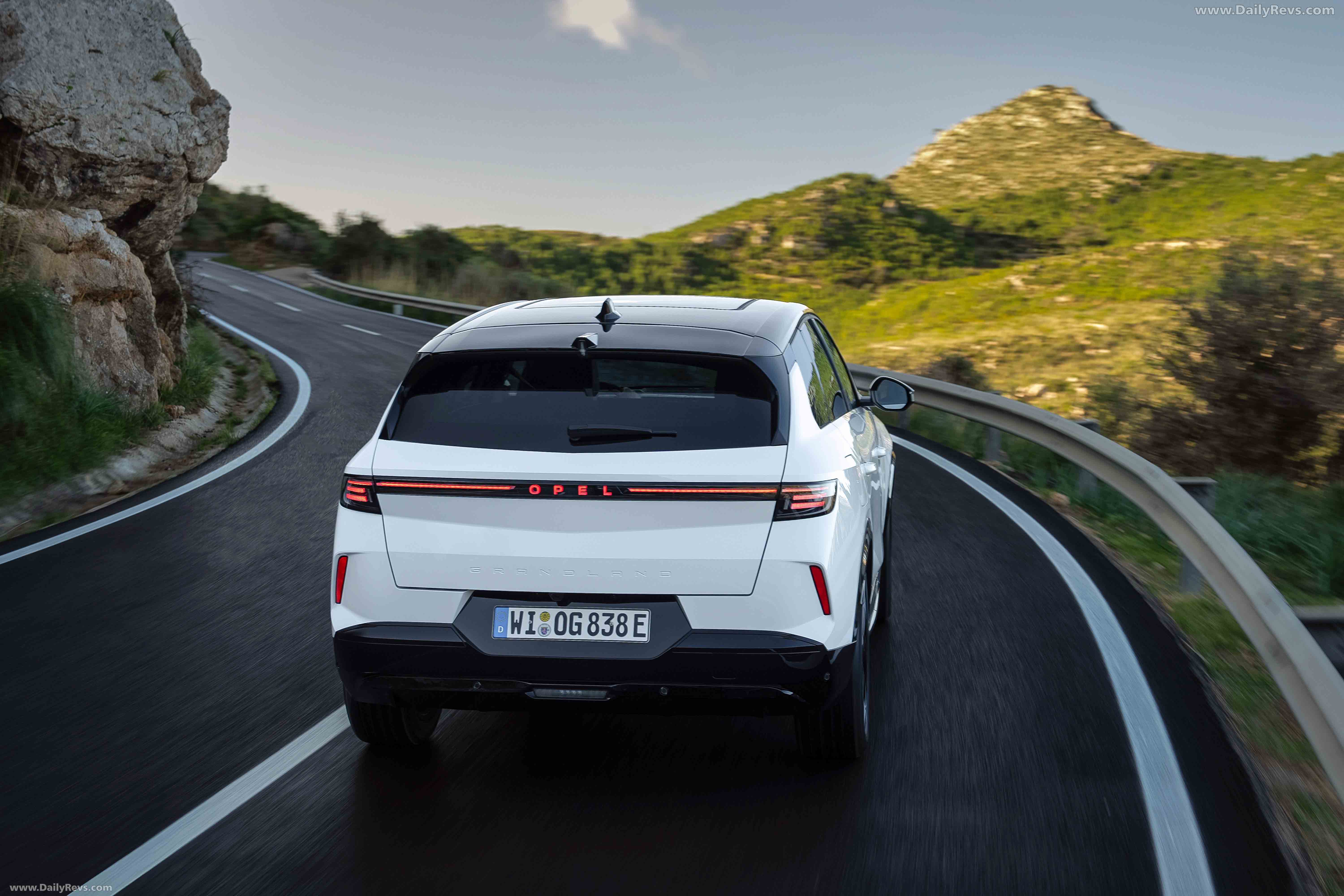 2025 Opel Grandland PHEV Rear View