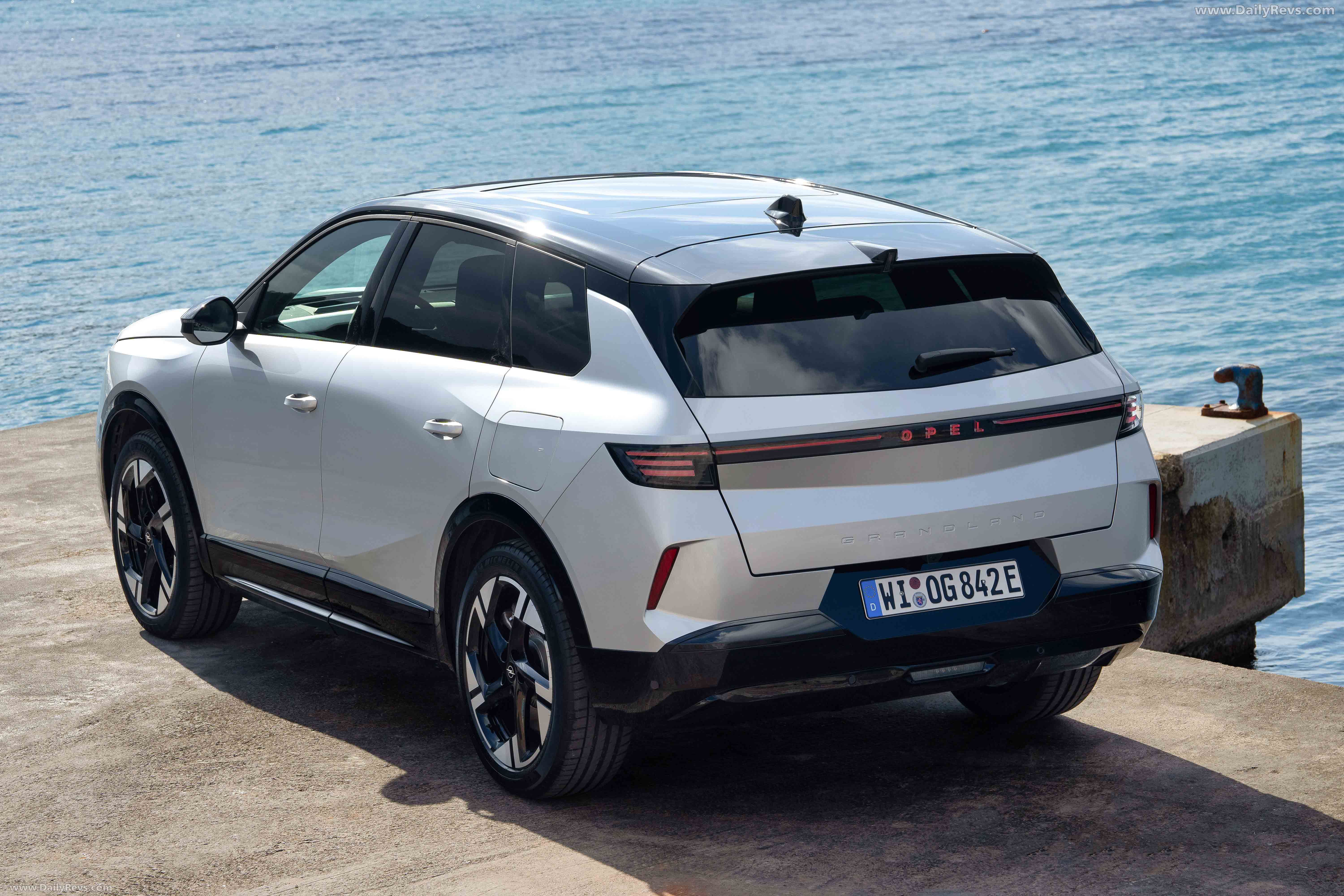 2025 Opel Grandland PHEV Rear View