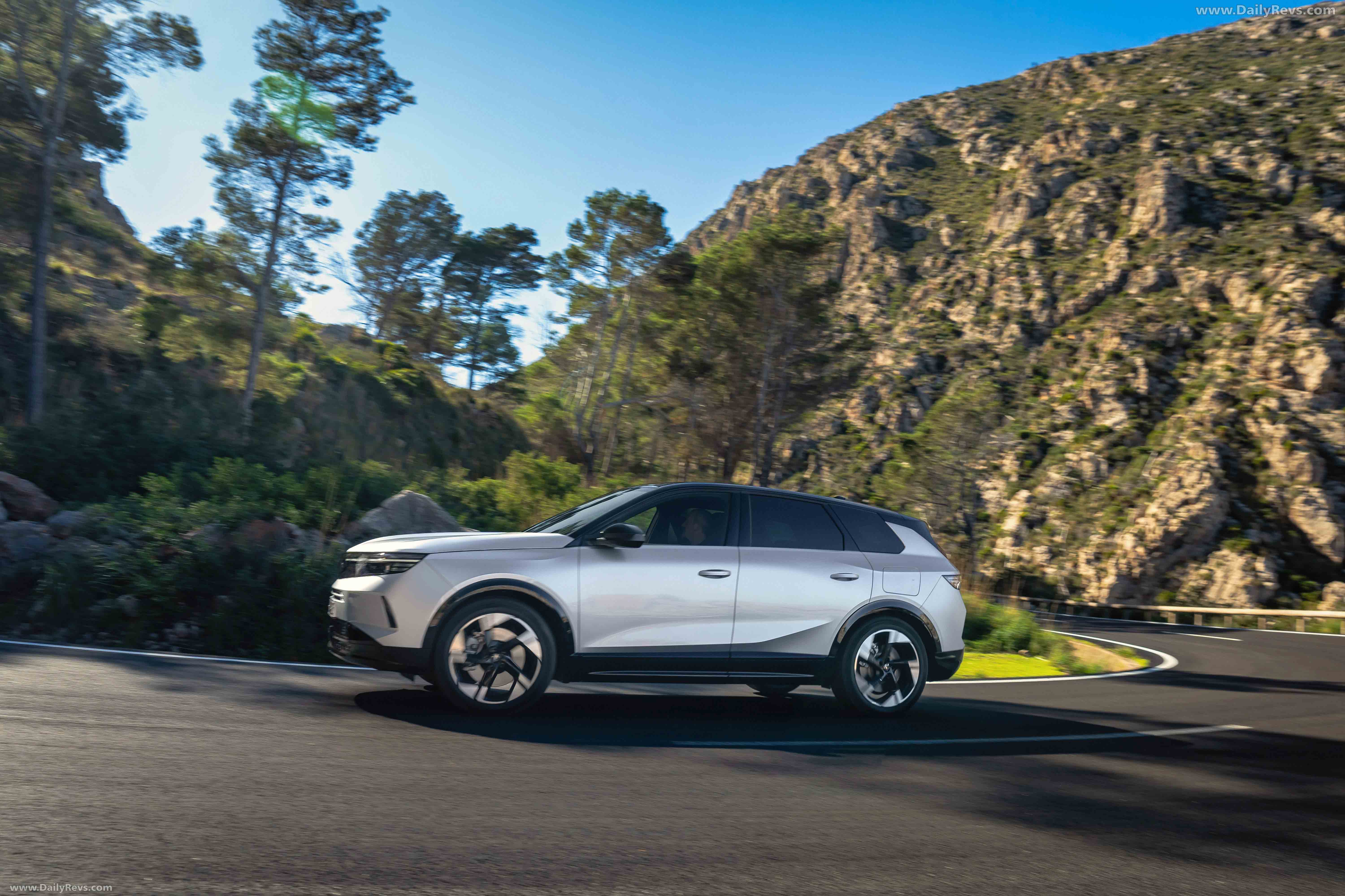 2025 Opel Grandland PHEV Side View
