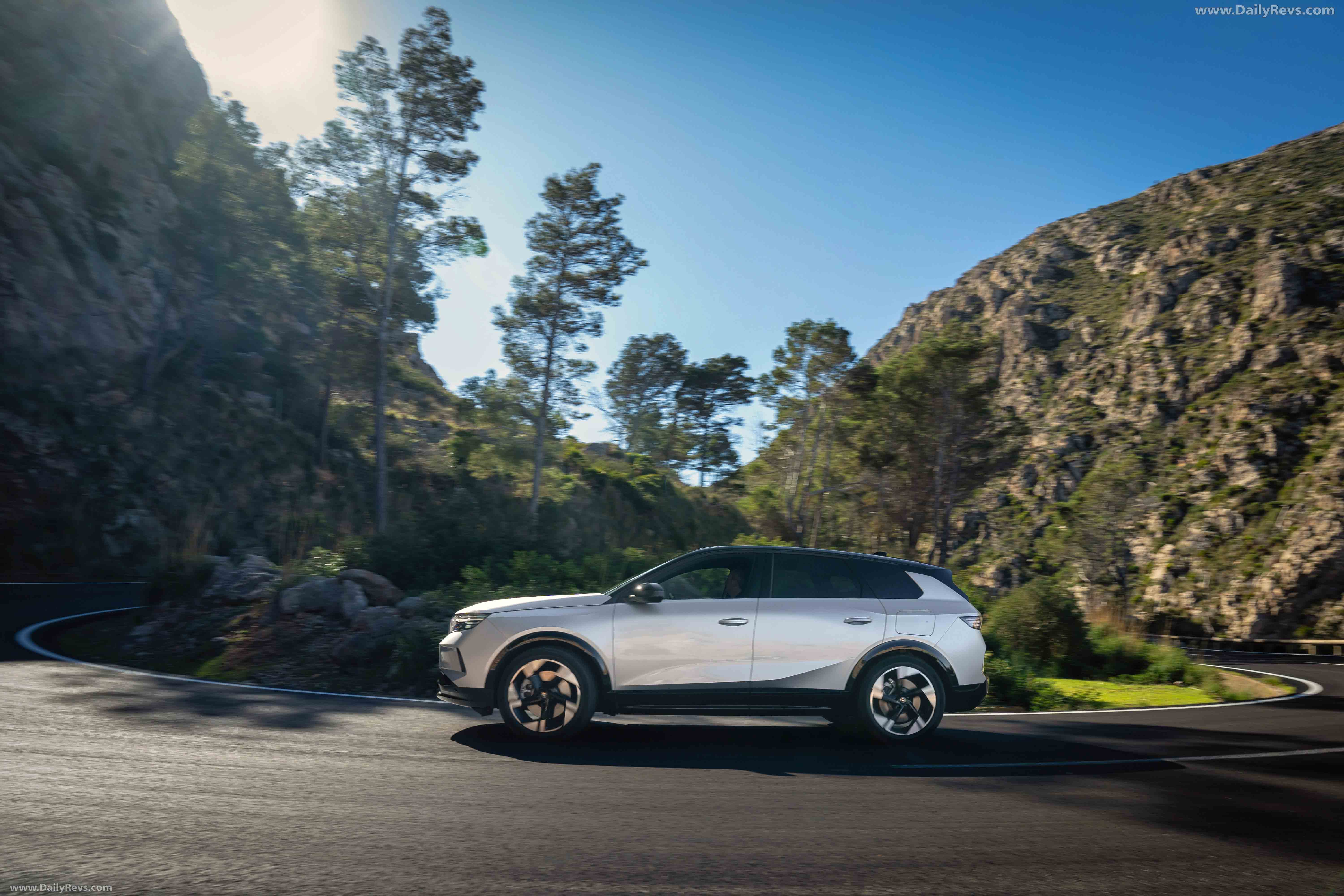 2025 Opel Grandland PHEV Side View