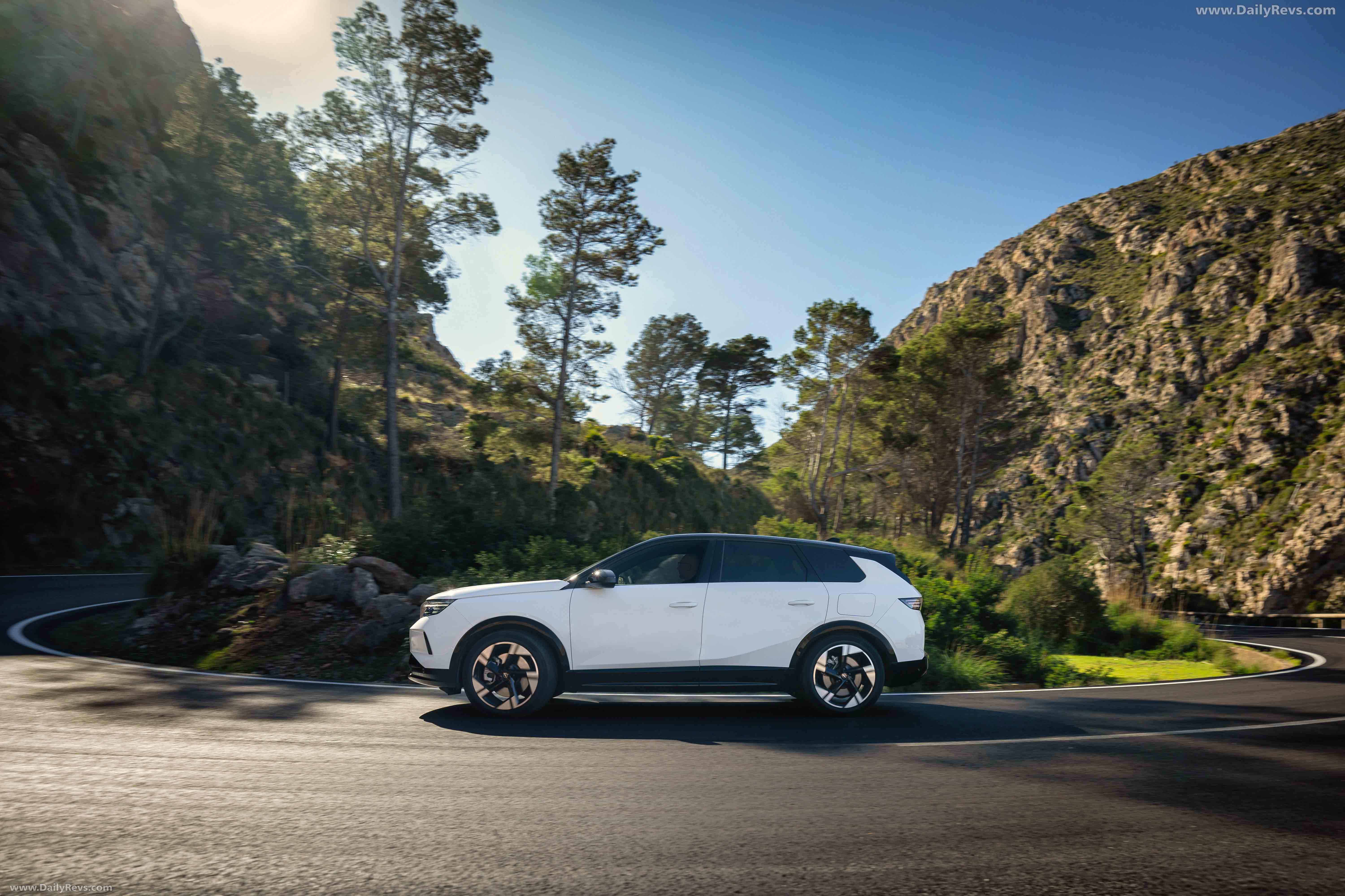 2025 Opel Grandland PHEV Side View