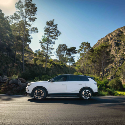 2025 Opel Grandland PHEV Side View
