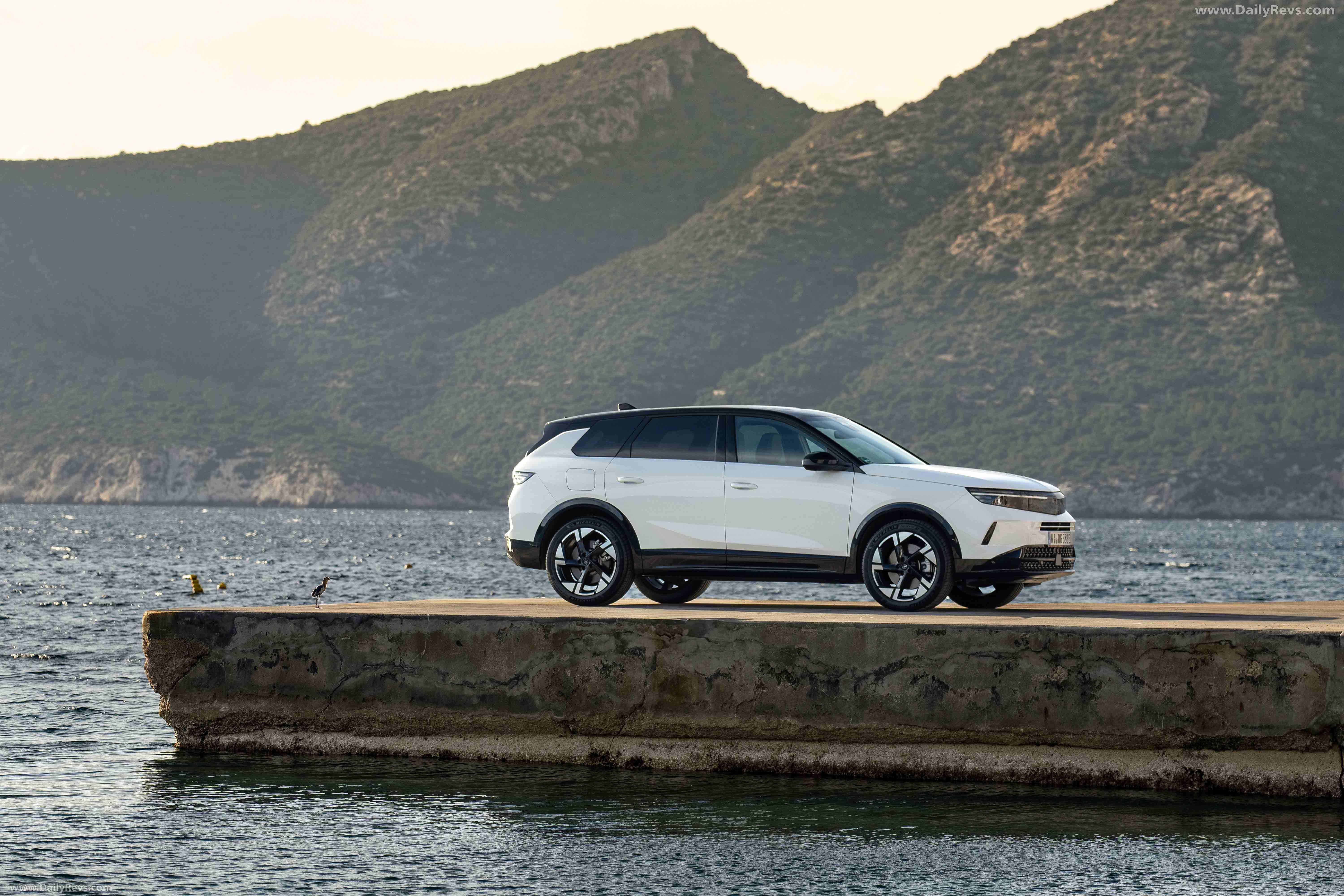 2025 Opel Grandland PHEV Side View