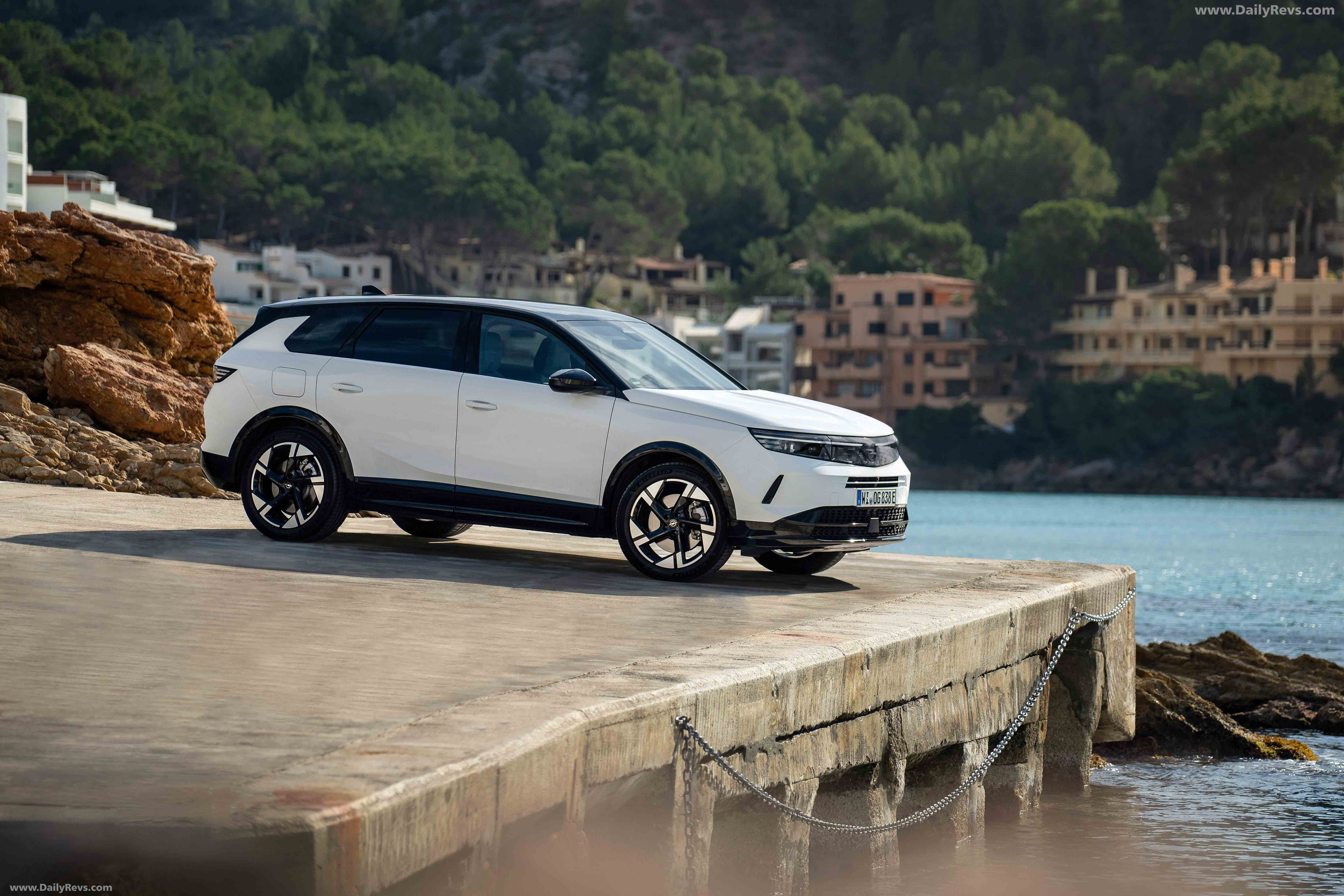 2025 Opel Grandland PHEV Side View