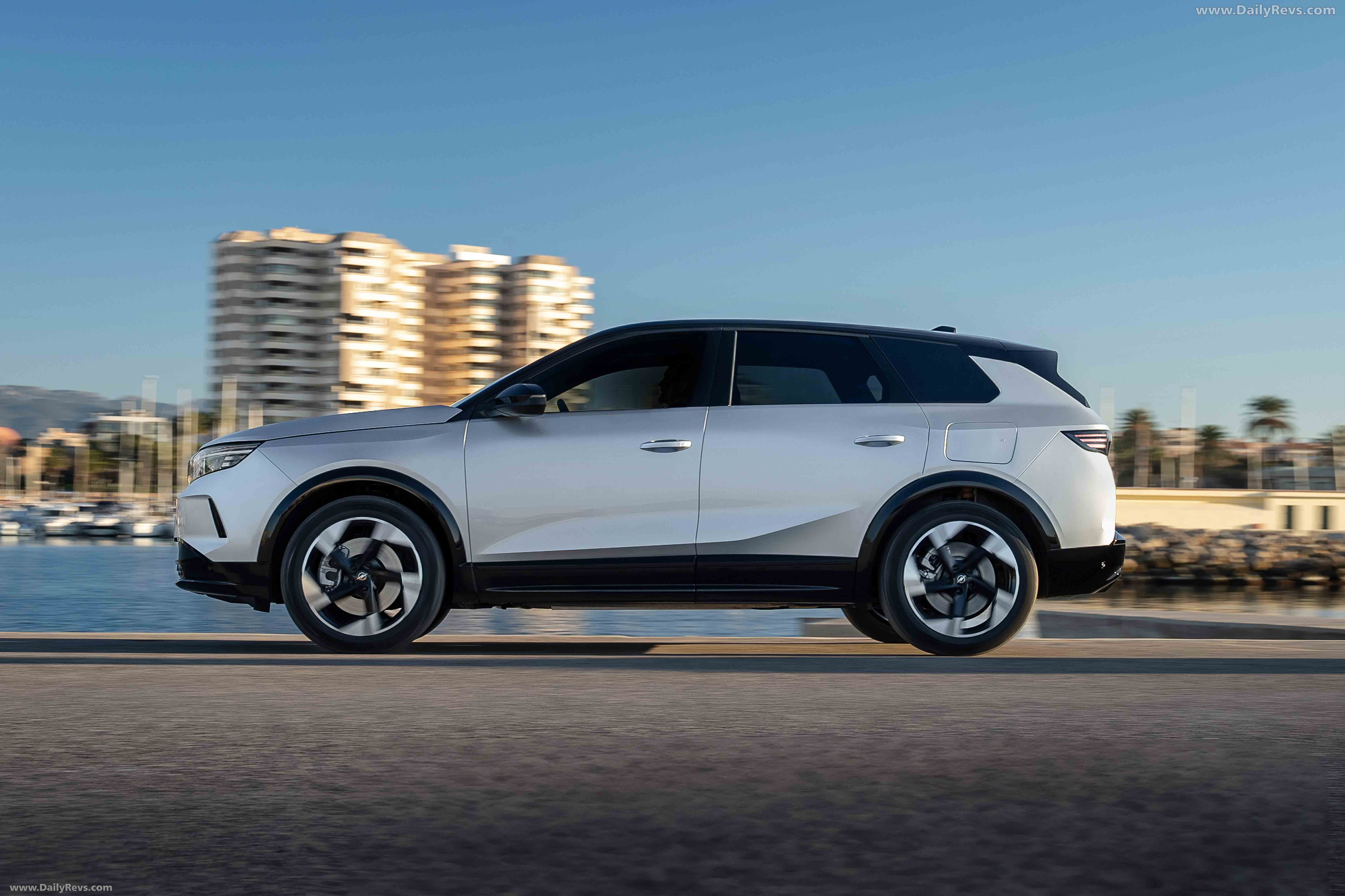 2025 Opel Grandland PHEV Side View