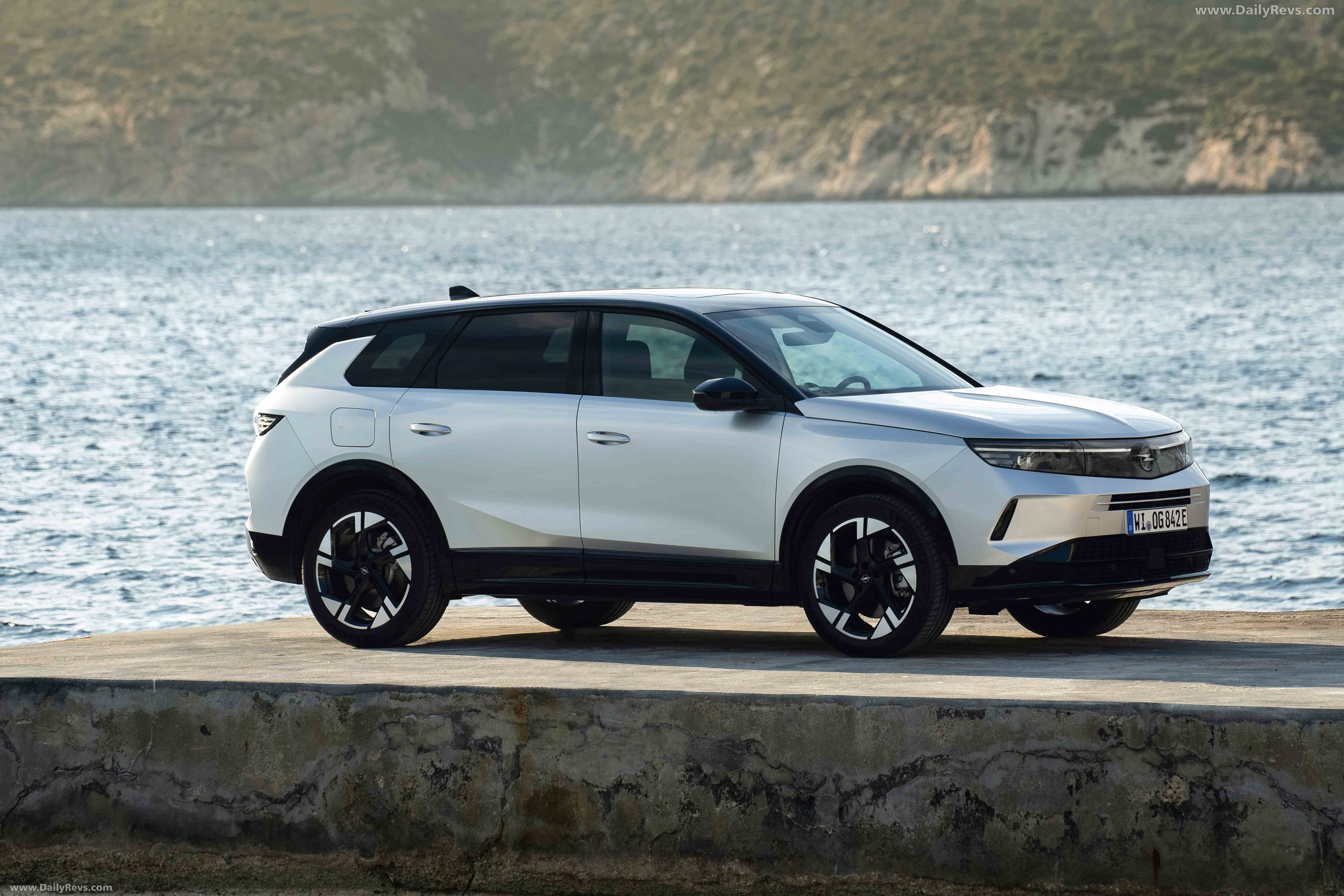 2025 Opel Grandland PHEV Side View