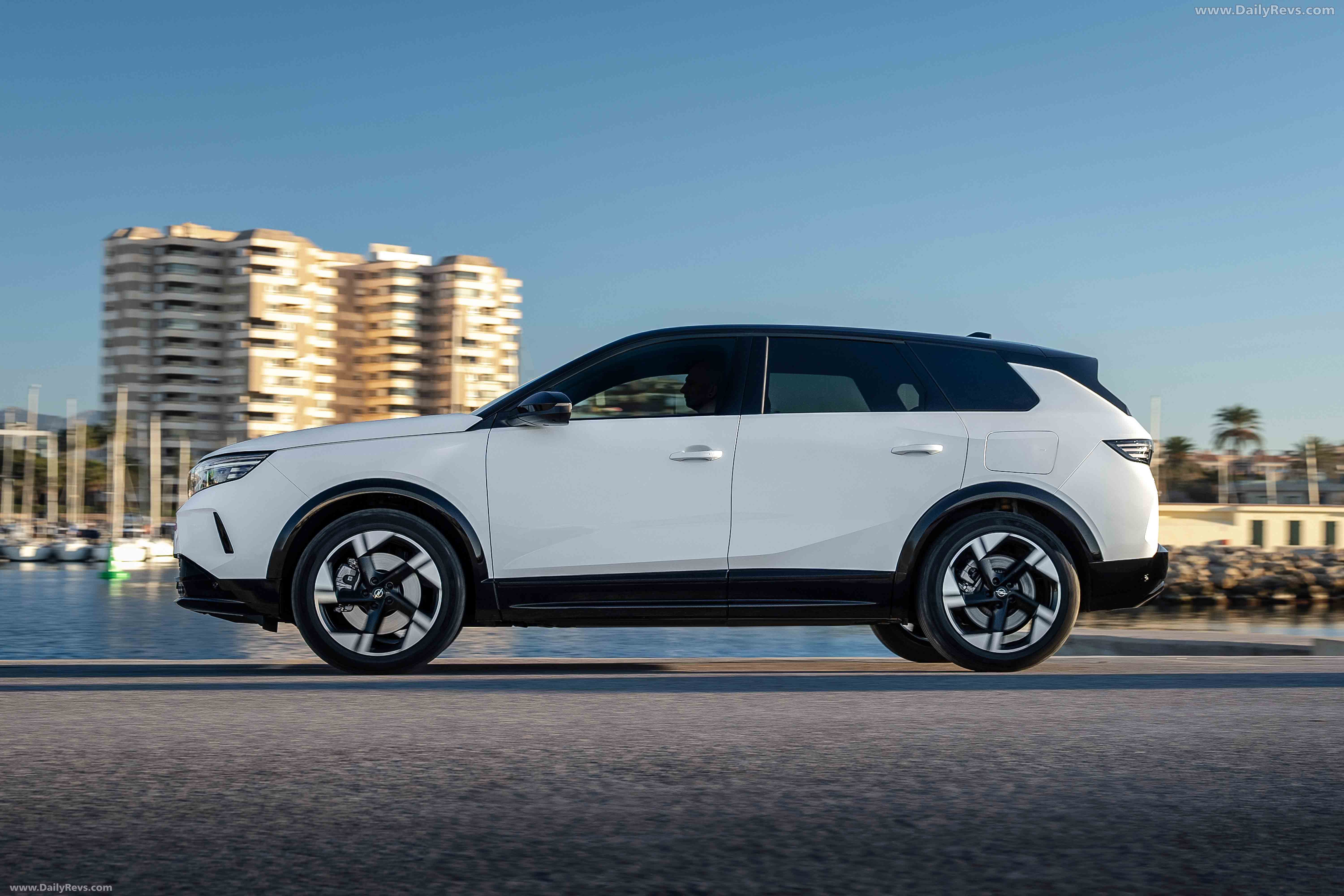 2025 Opel Grandland PHEV Side View