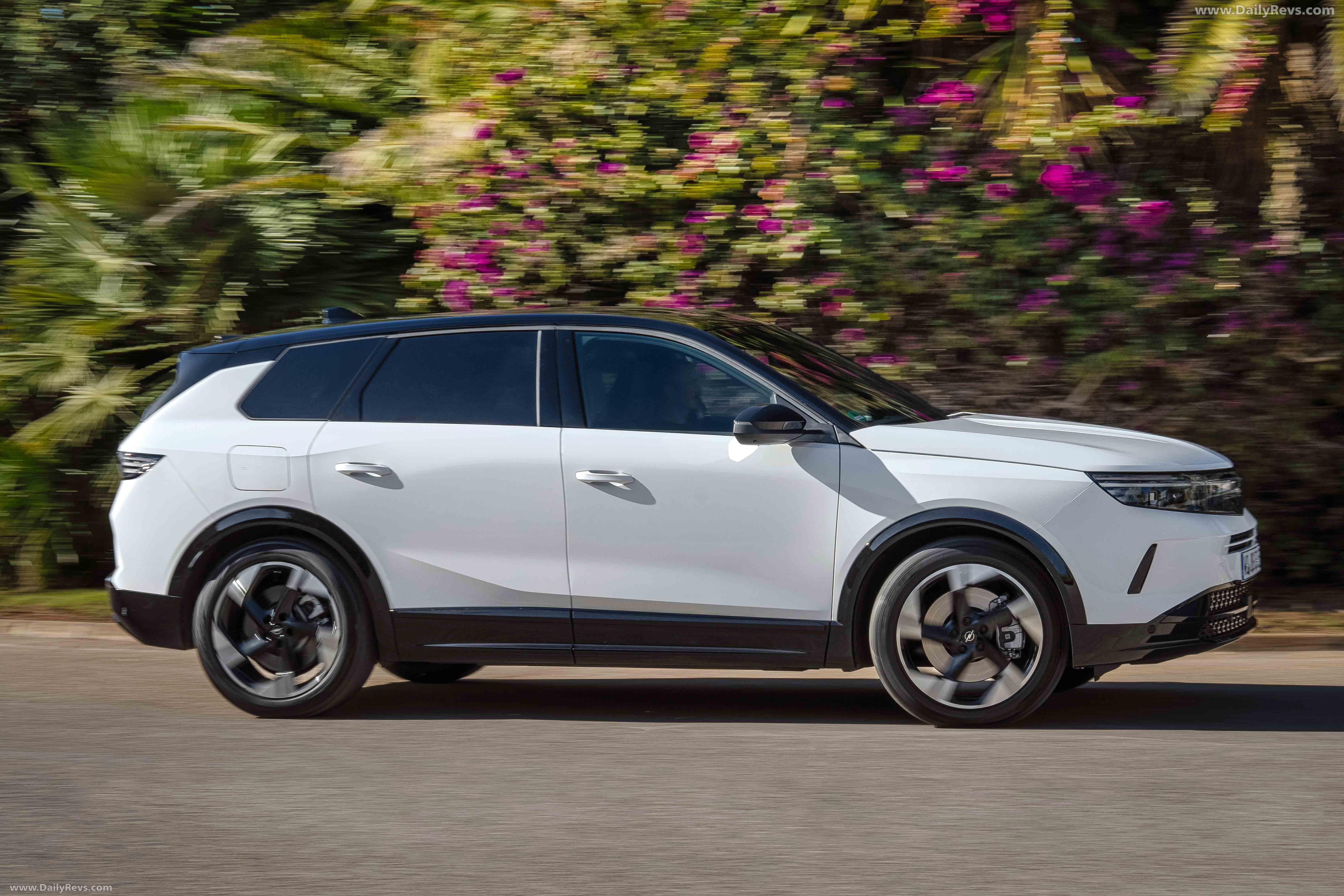 2025 Opel Grandland PHEV Side View