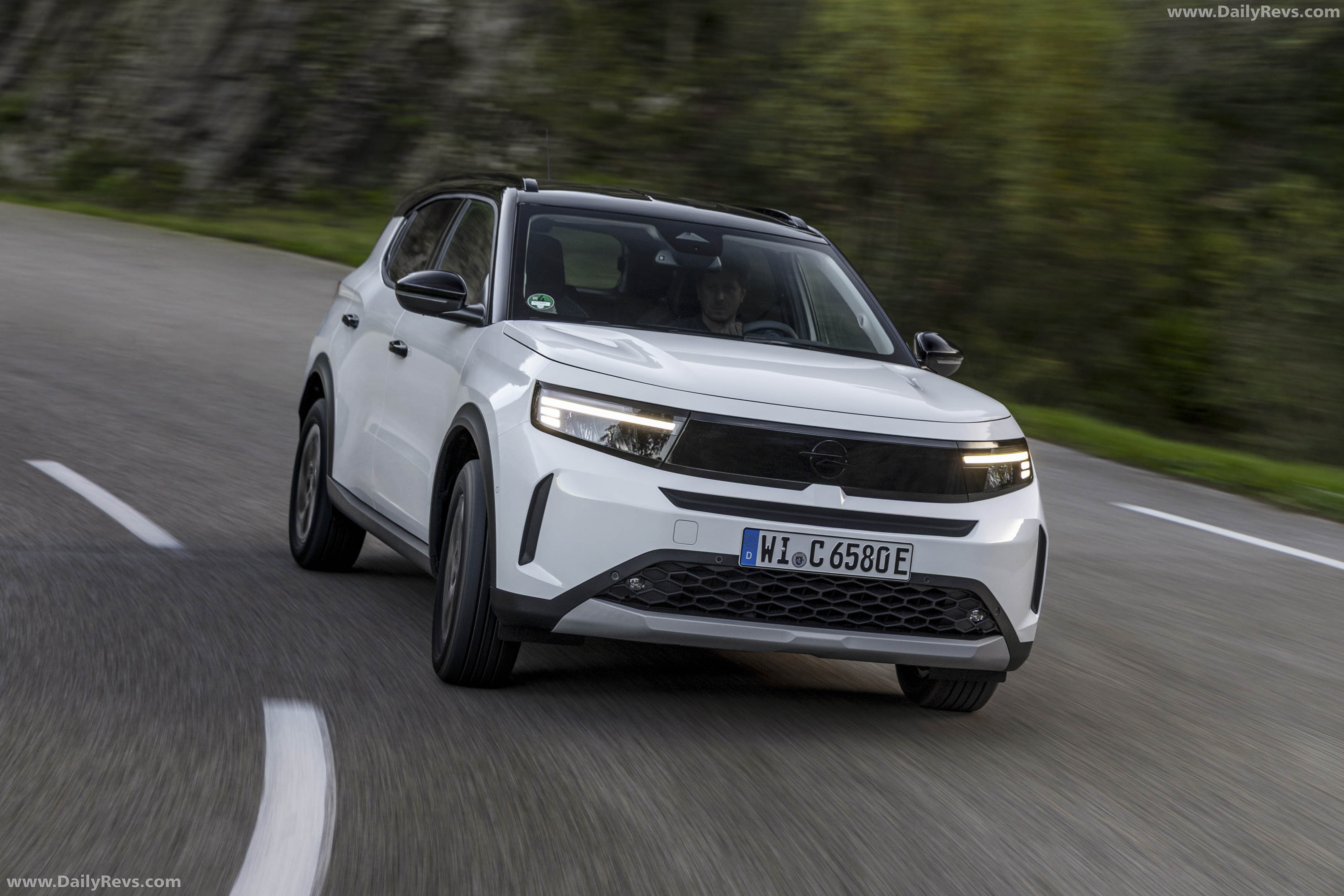 2025 Opel Frontera REEV Front View