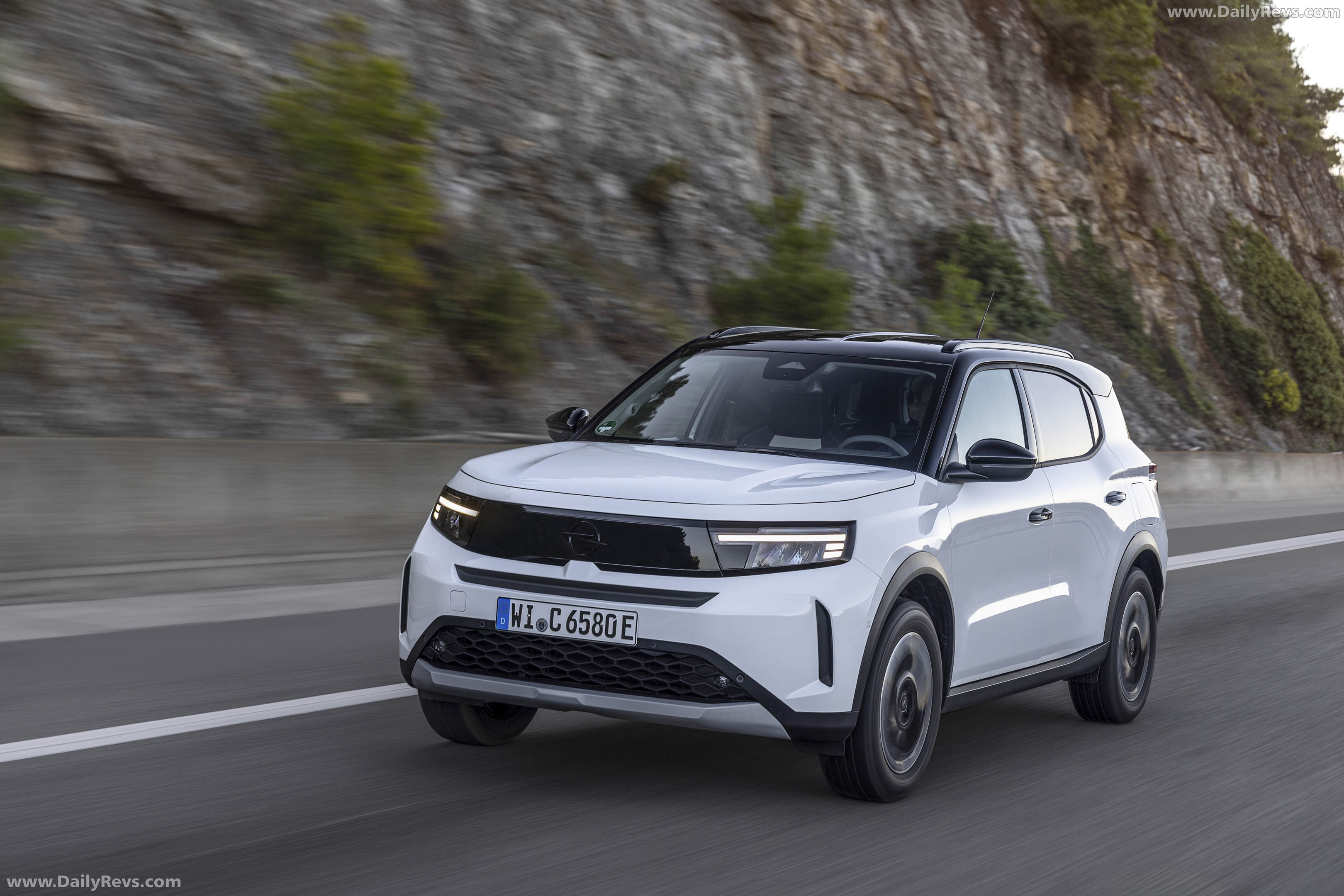 2025 Opel Frontera REEV Front View