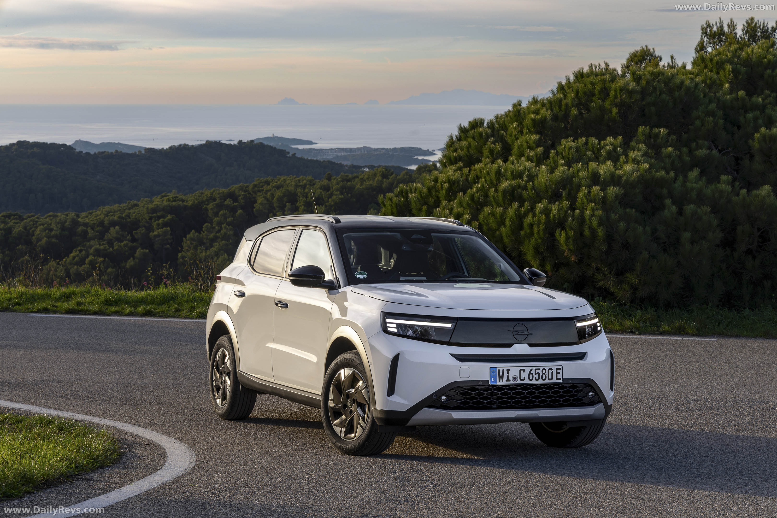 2025 Opel Frontera REEV Front View