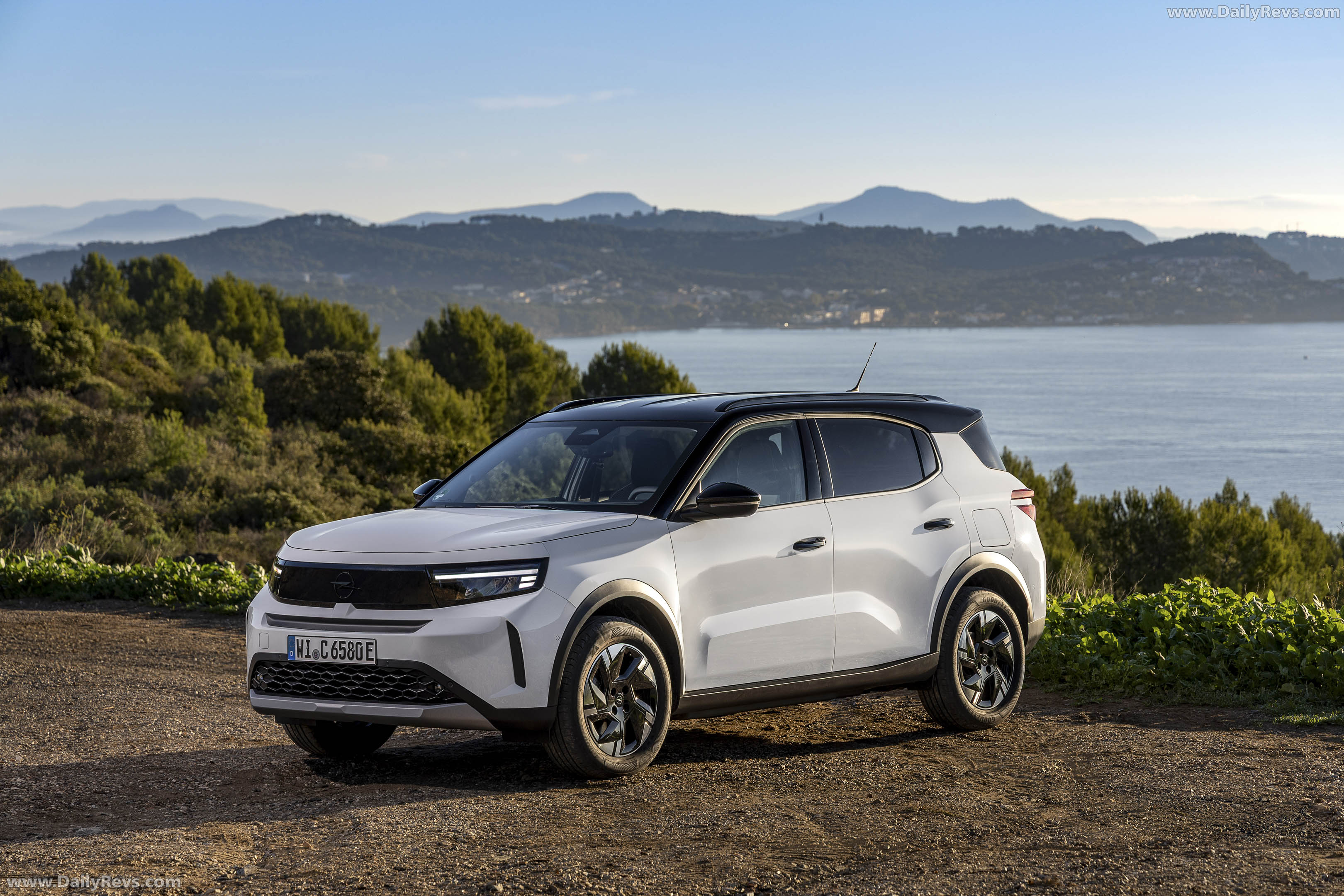 2025 Opel Frontera REEV Front View