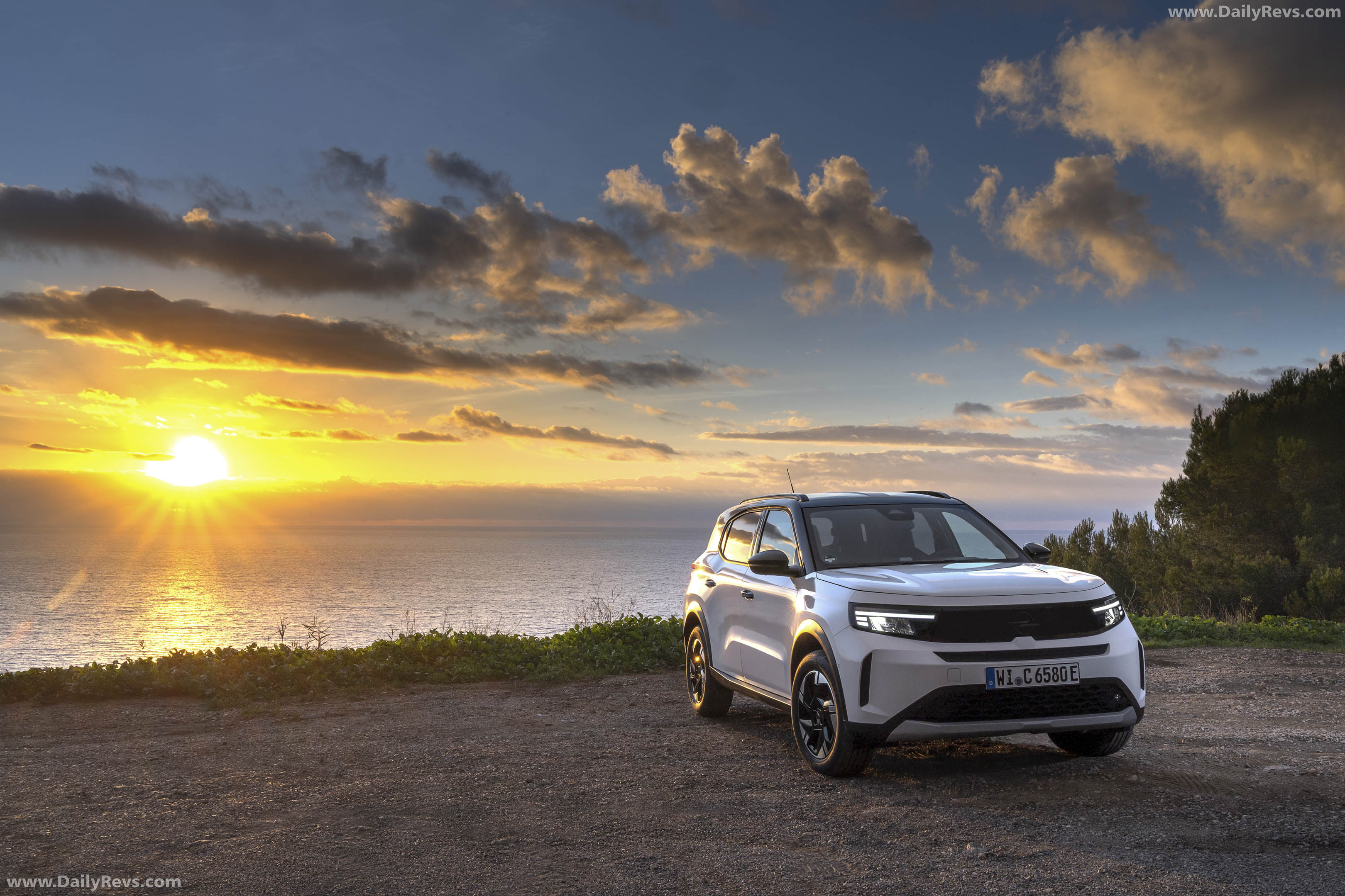 2025 Opel Frontera REEV Front View