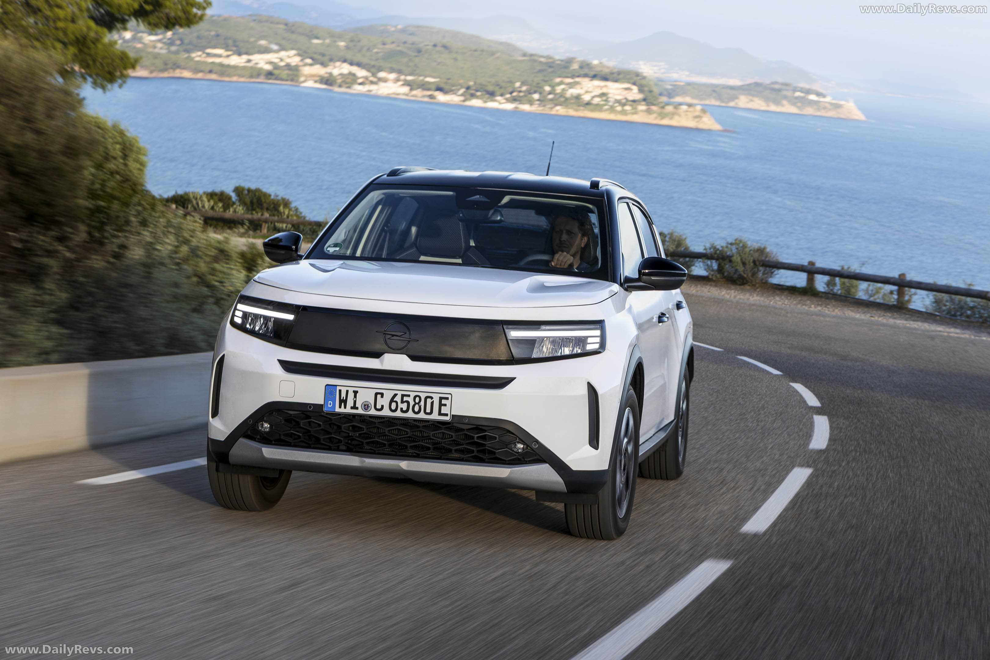 2025 Opel Frontera REEV Front View