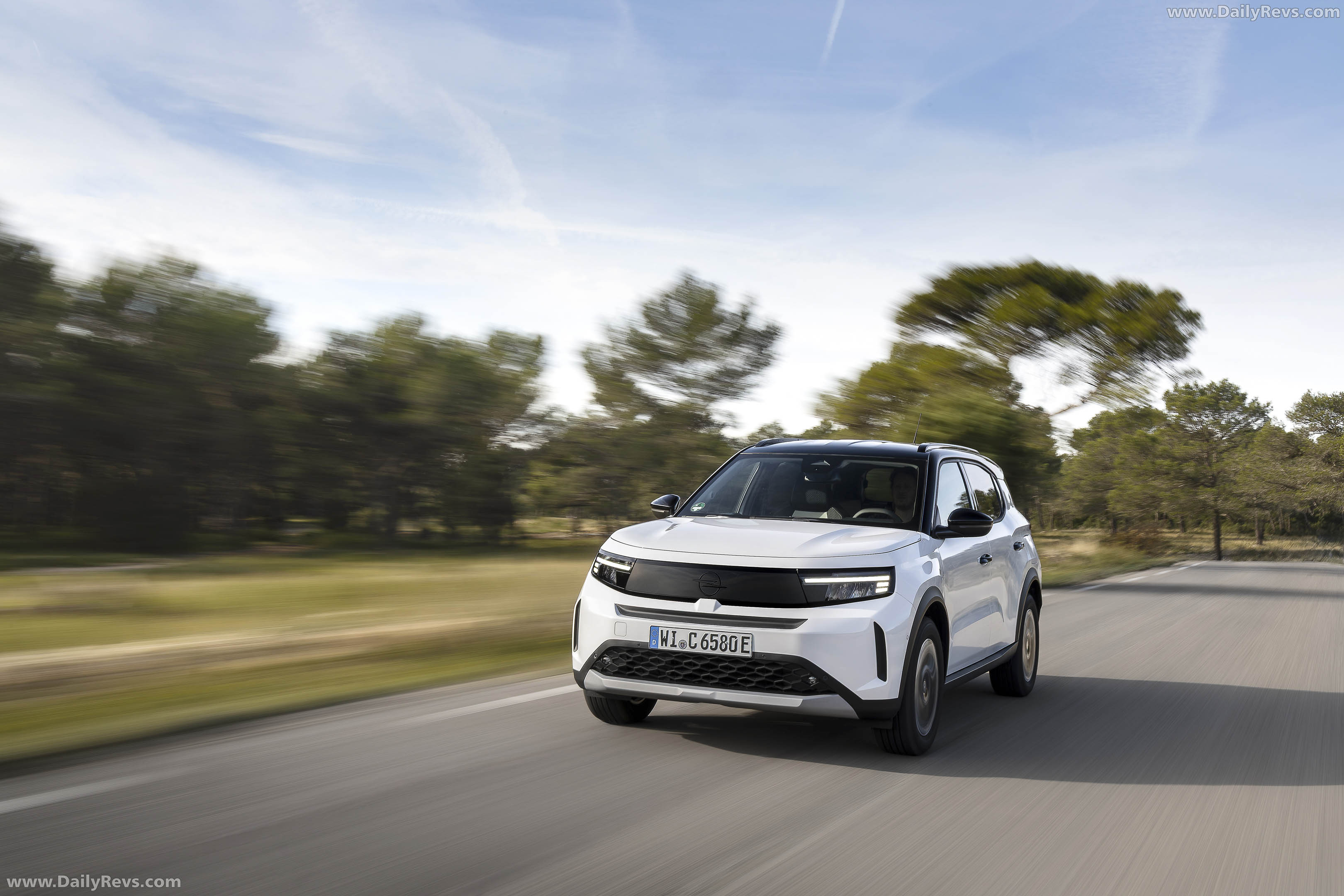 2025 Opel Frontera REEV Front View