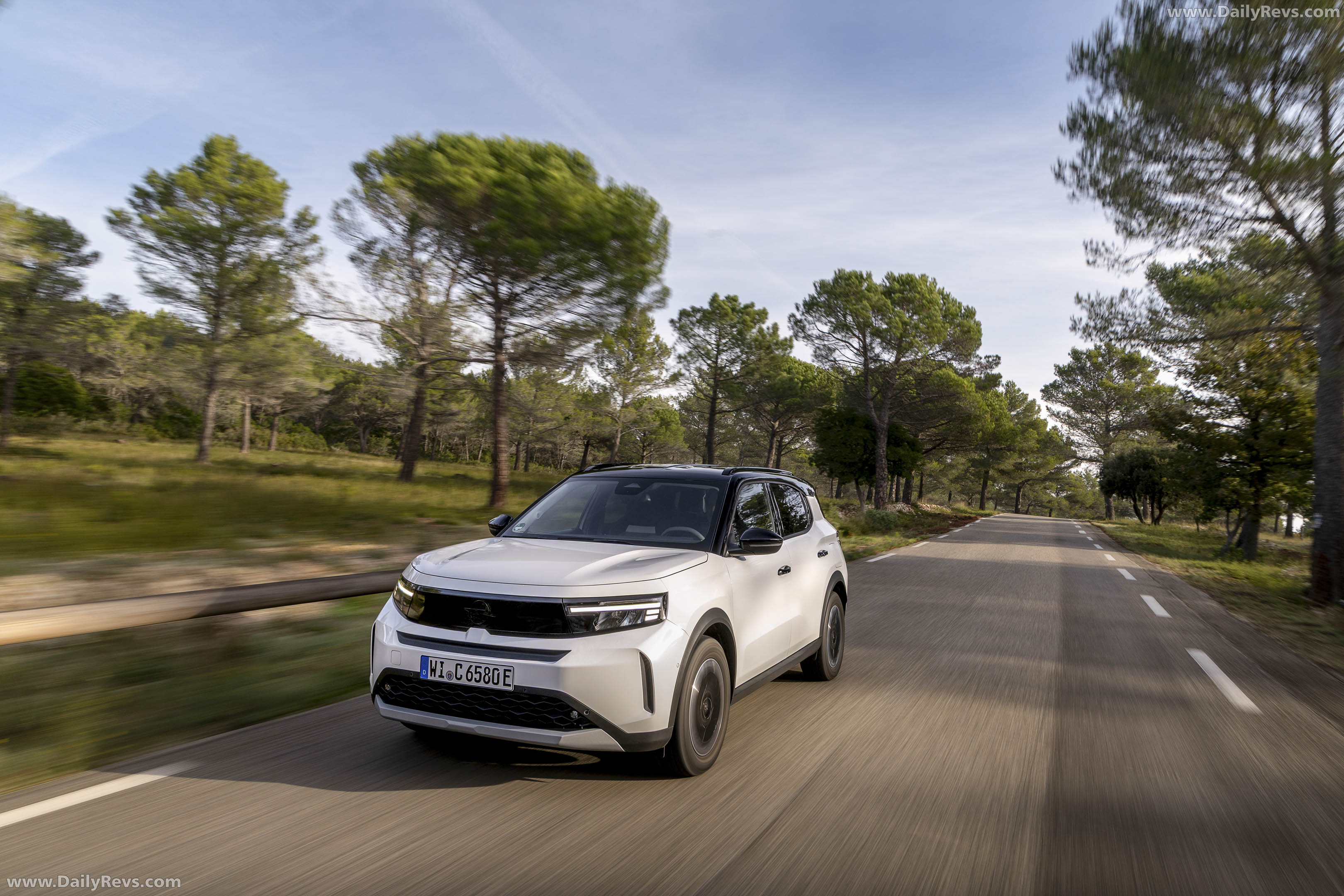 2025 Opel Frontera REEV Front View