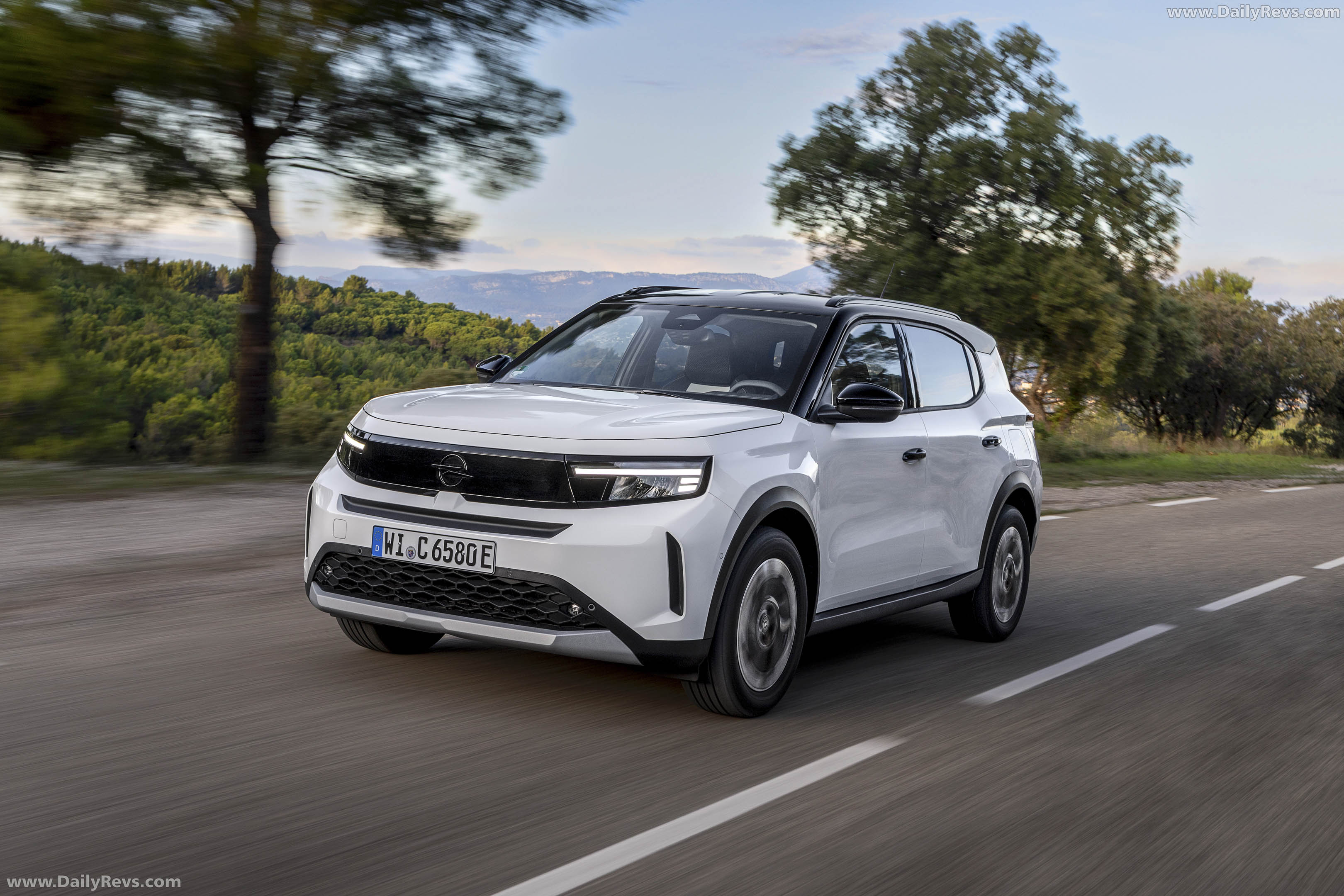 2025 Opel Frontera REEV Front View