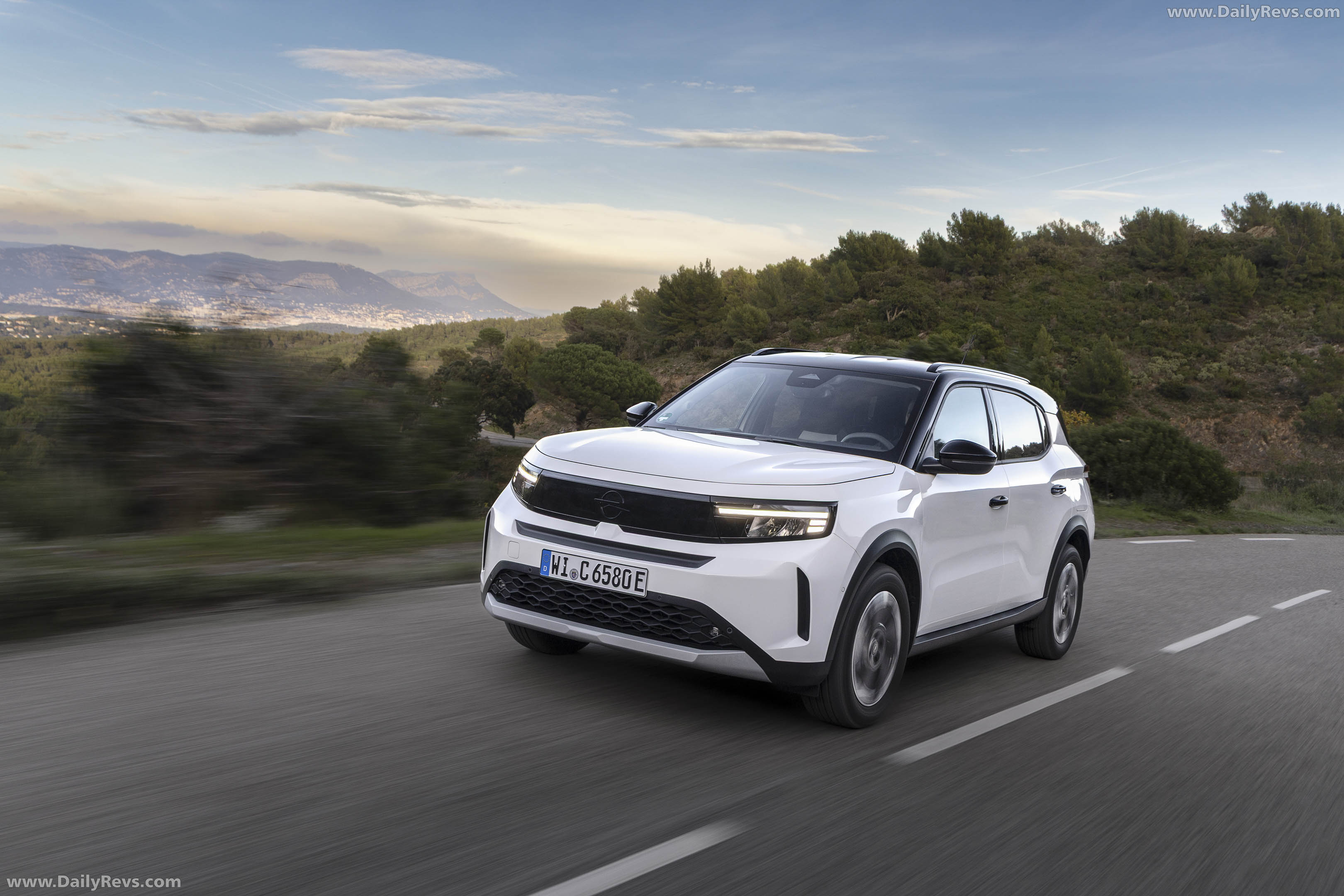 2025 Opel Frontera REEV Front View