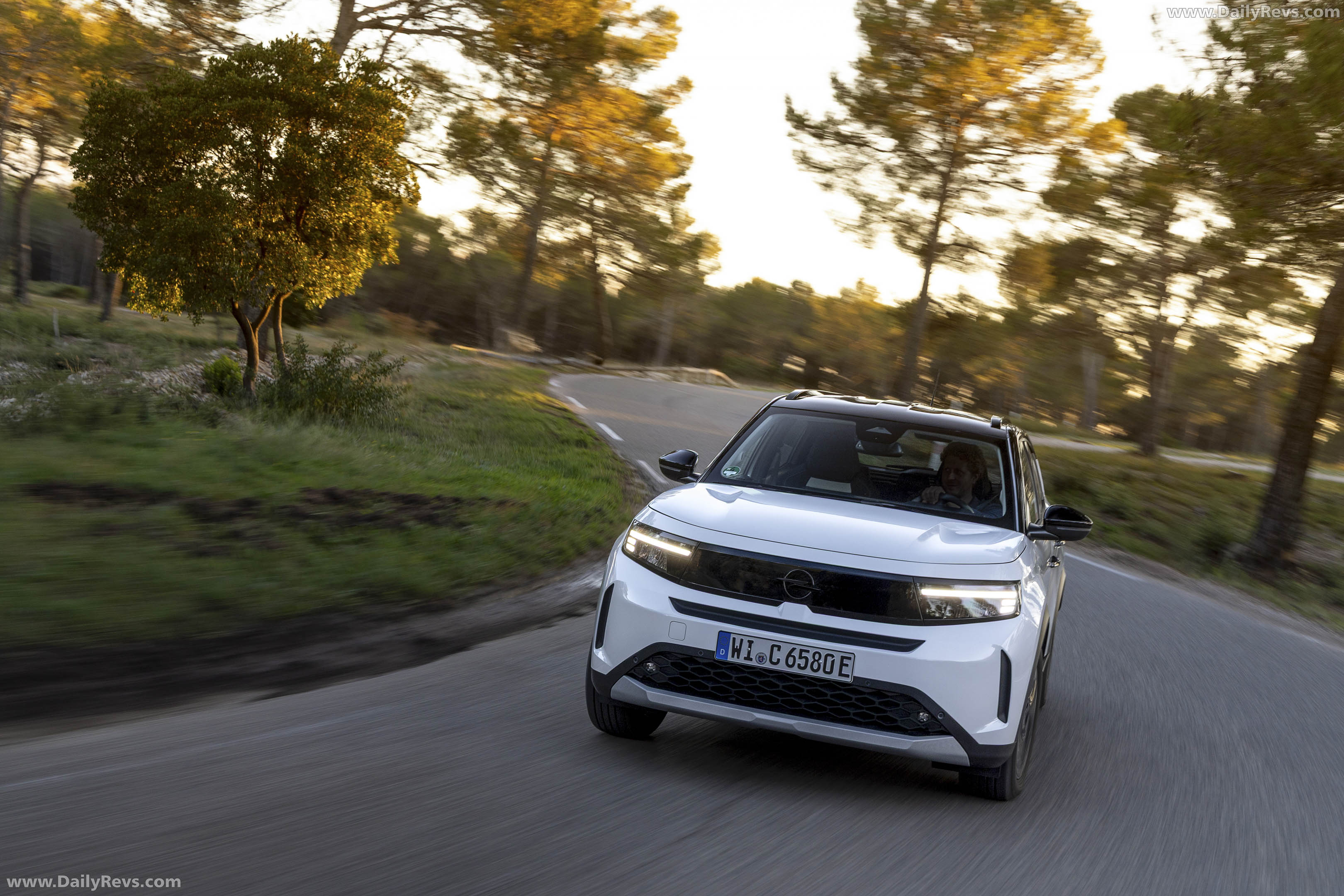 2025 Opel Frontera REEV Front View