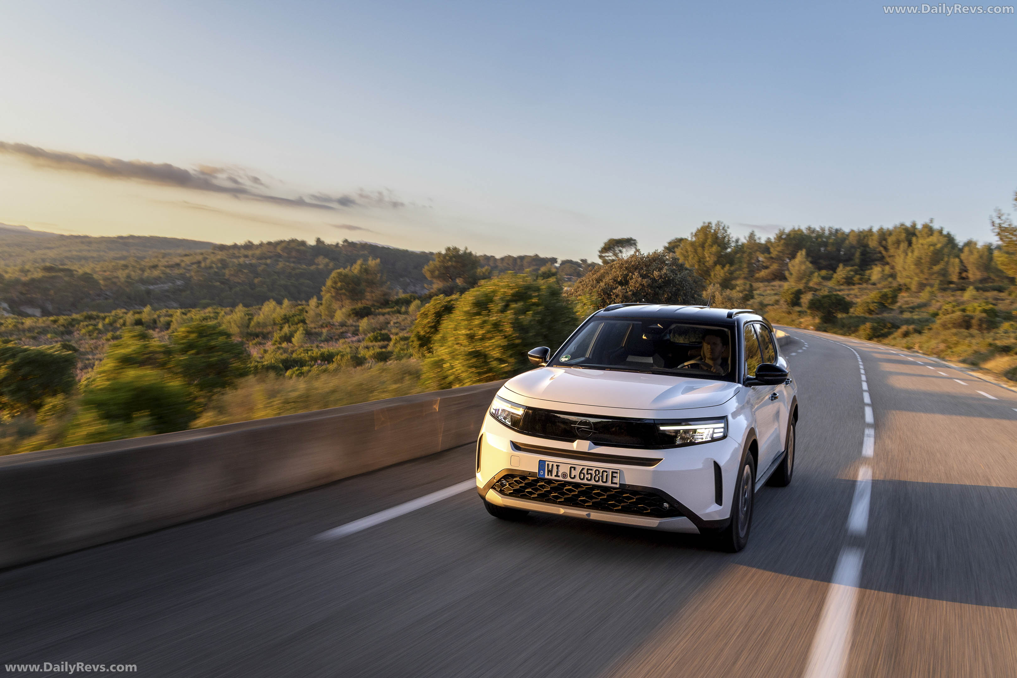 2025 Opel Frontera REEV Front View