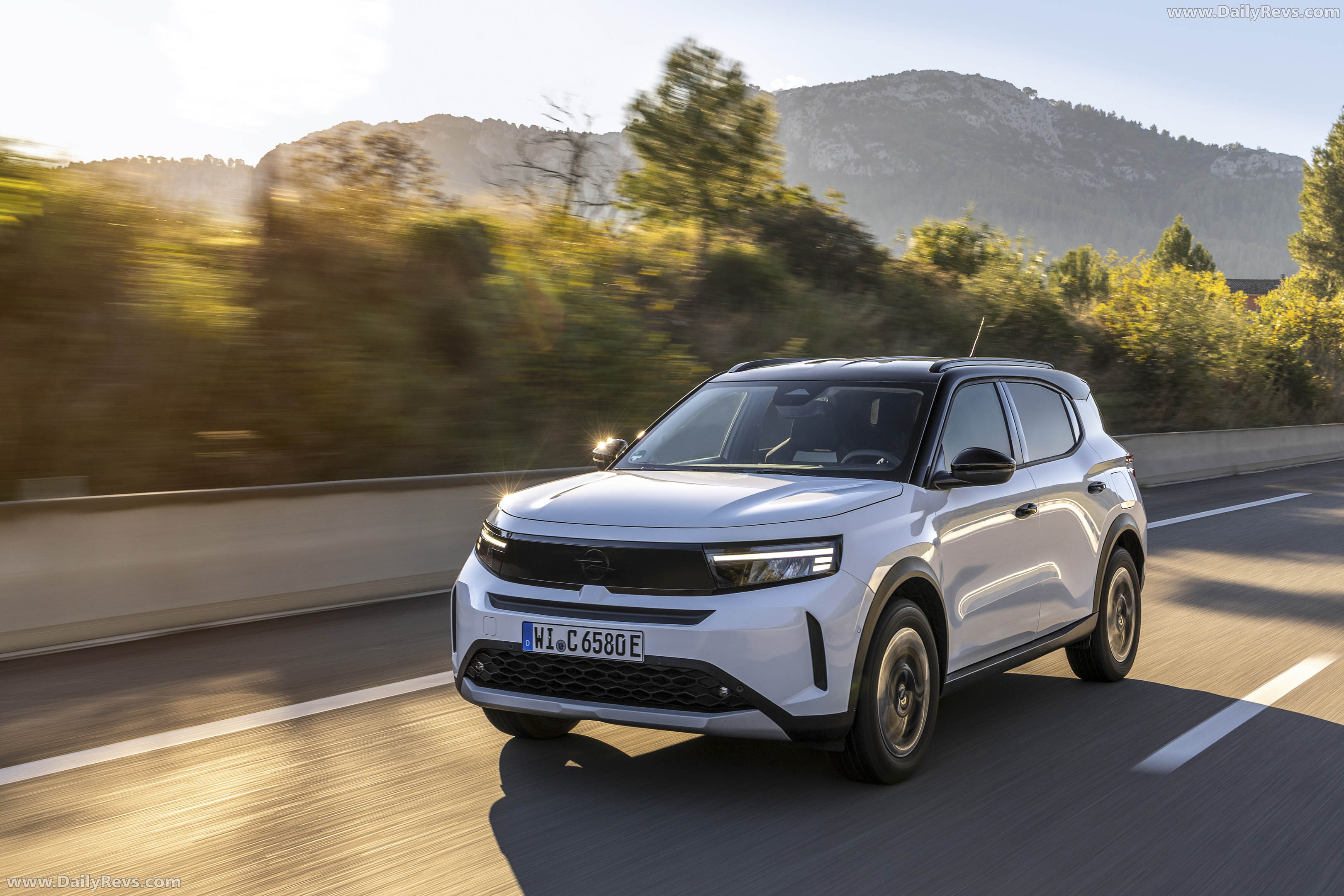 2025 Opel Frontera REEV Front View