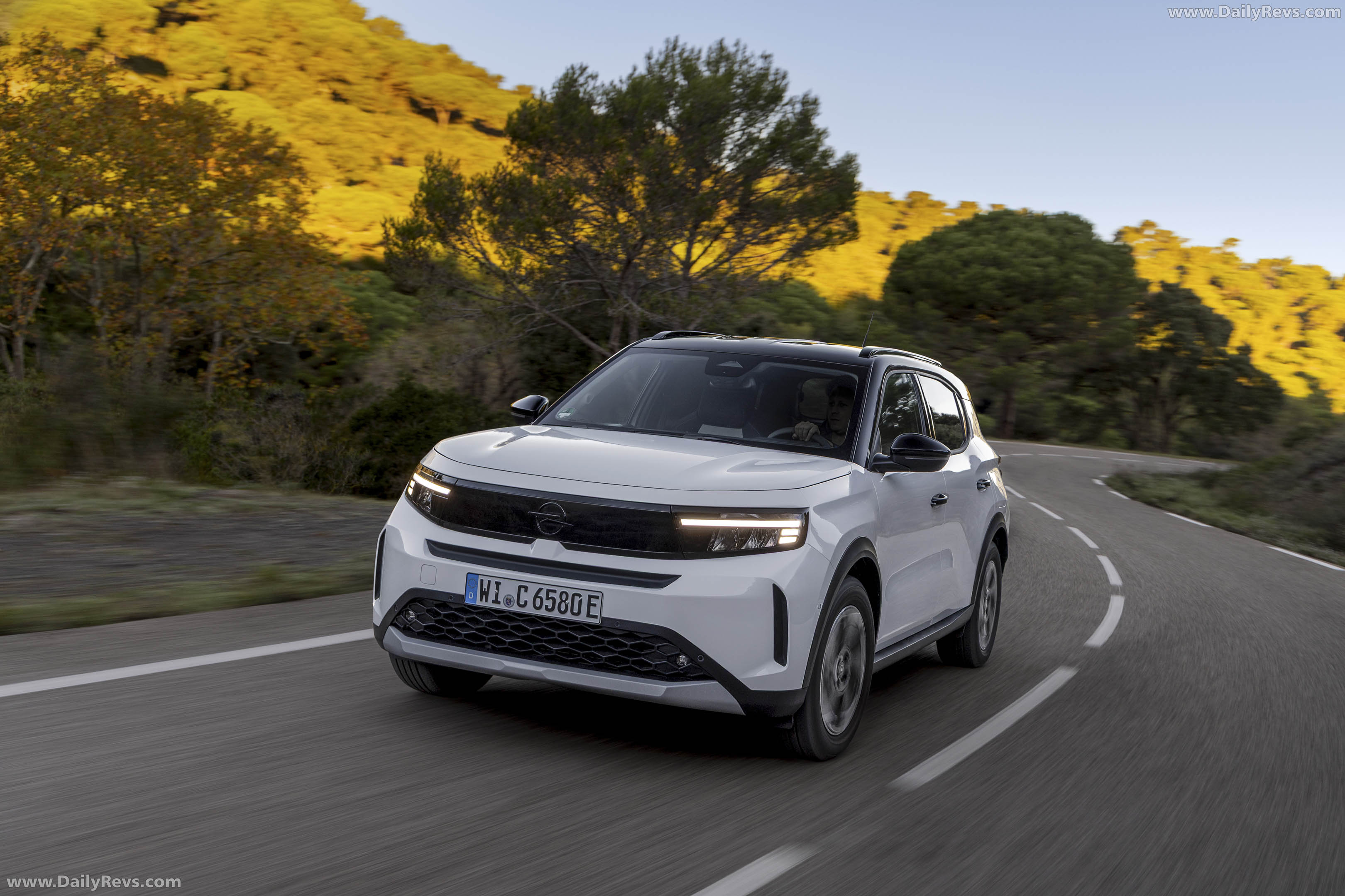 2025 Opel Frontera REEV Front View