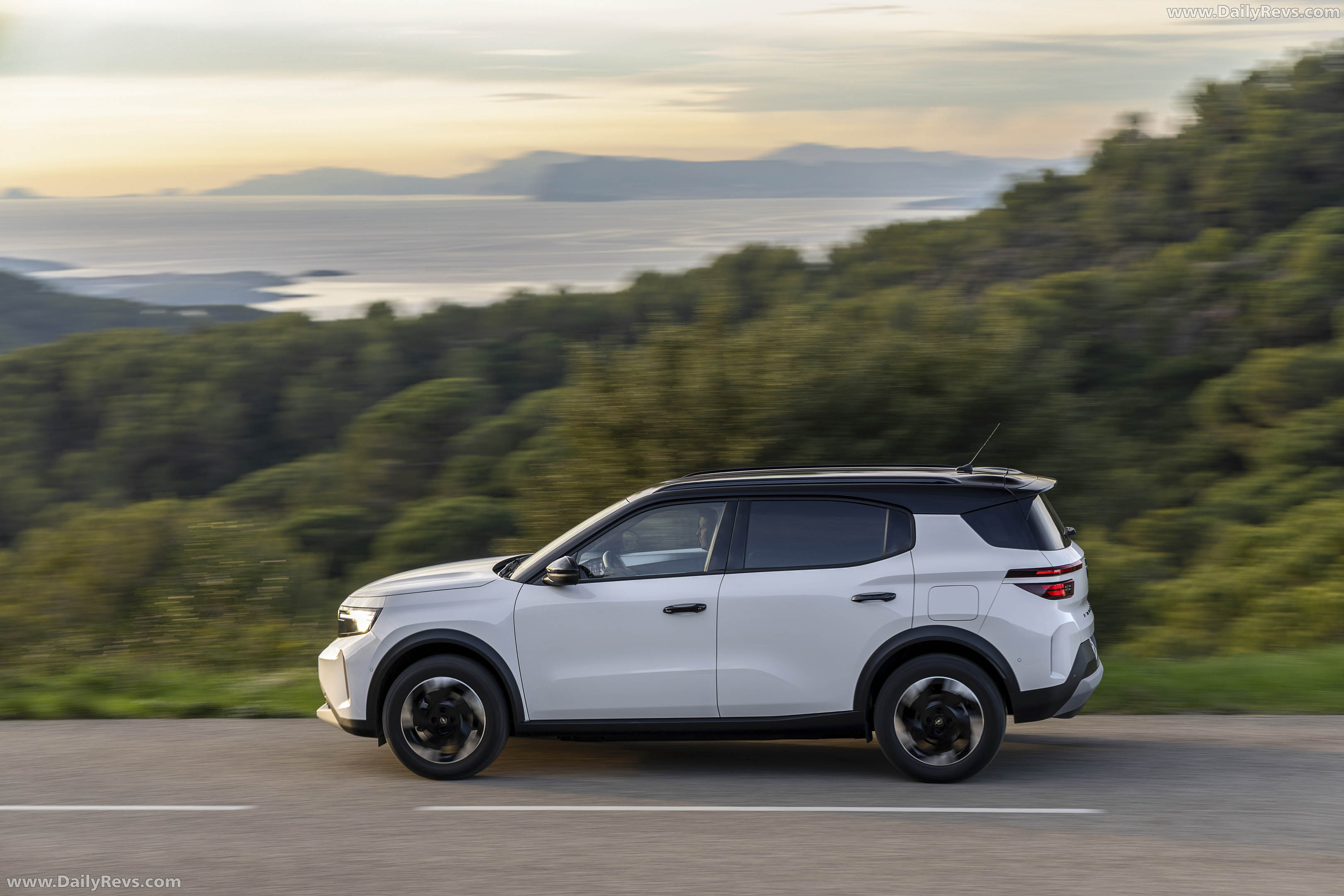 2025 Opel Frontera REEV Side View