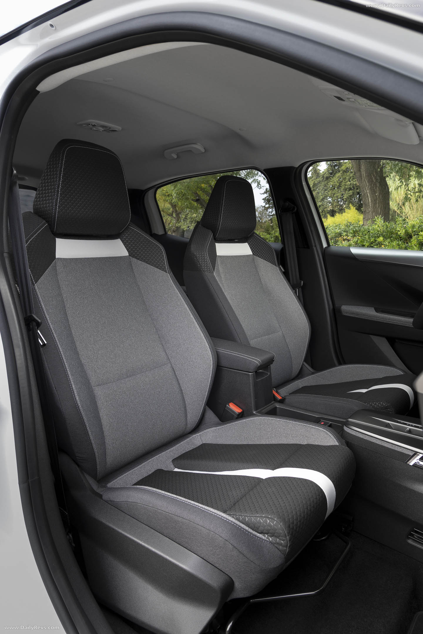 2025 Opel Frontera REEV Interior