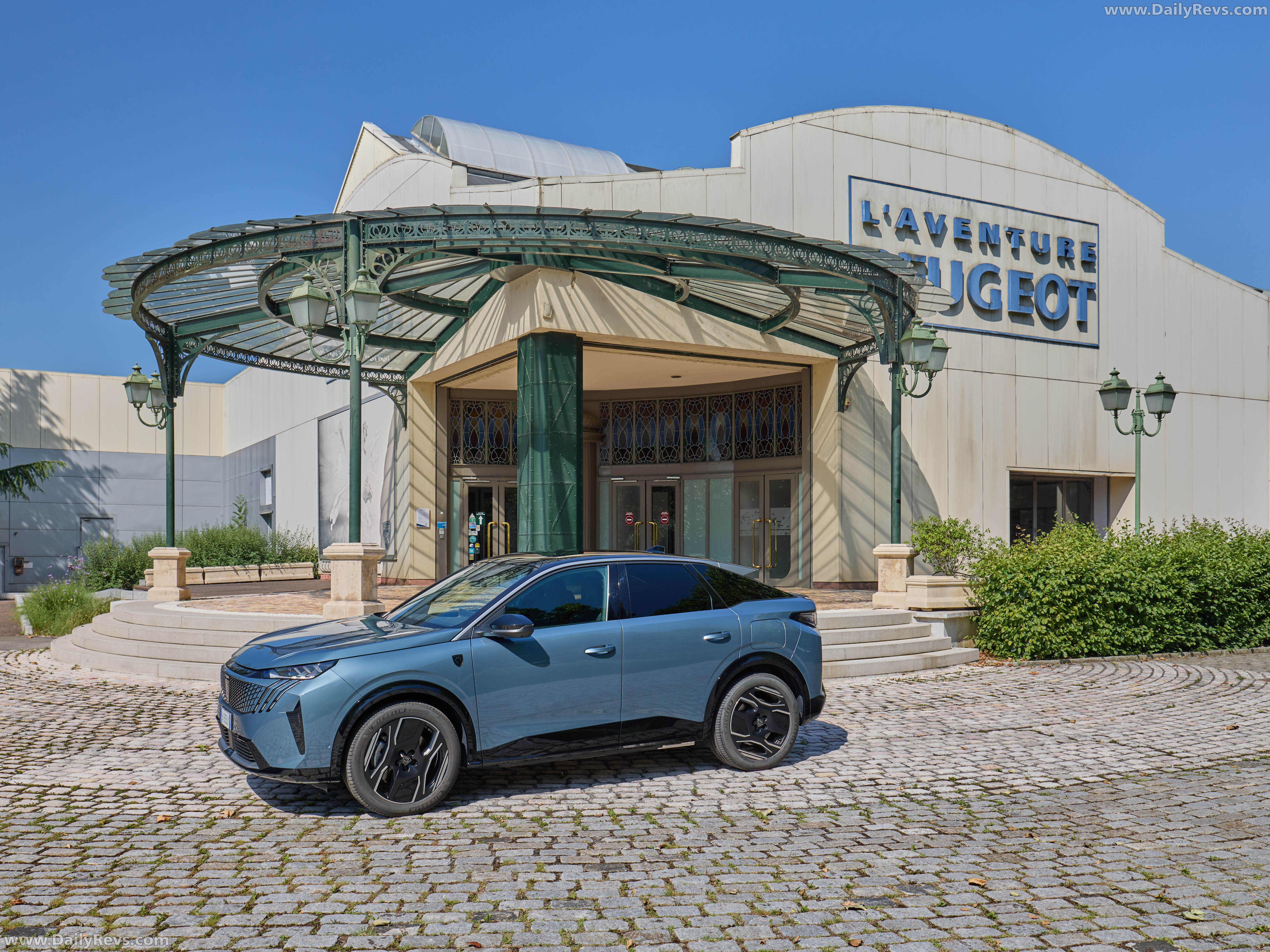 2026 Peugeot 3008 Long Range Side View