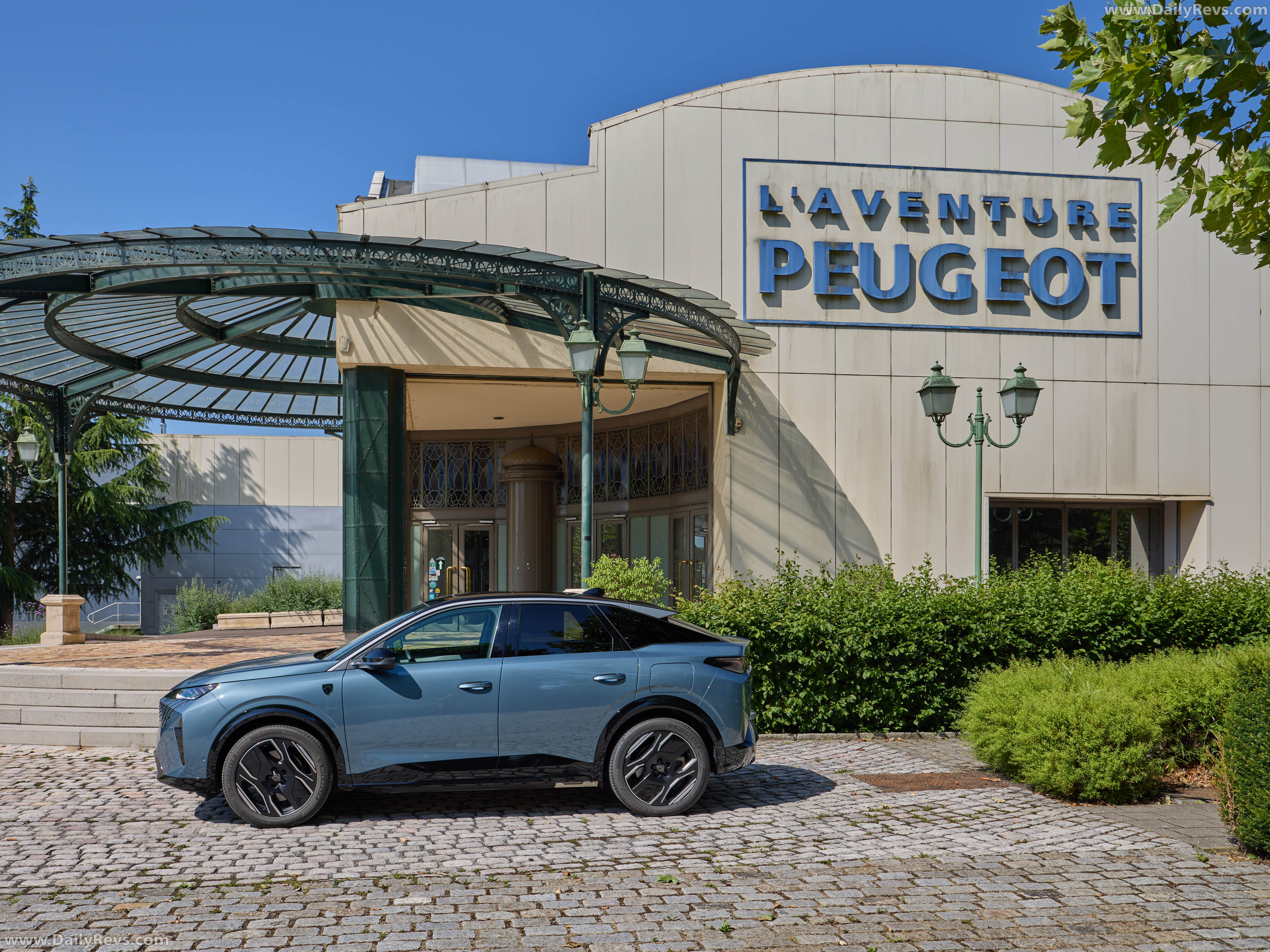 2026 Peugeot 3008 Long Range Side View