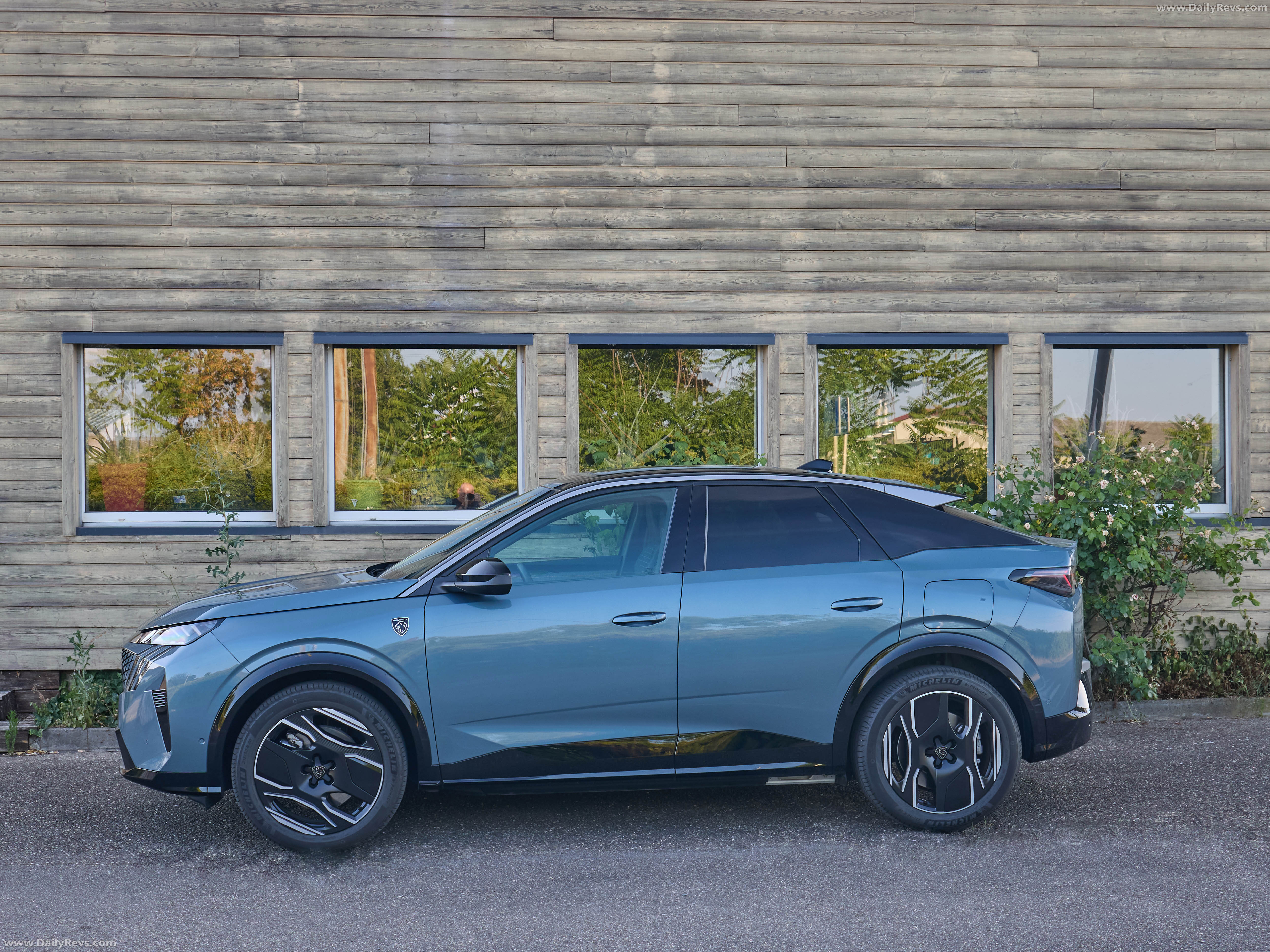 2026 Peugeot 3008 Long Range Side View