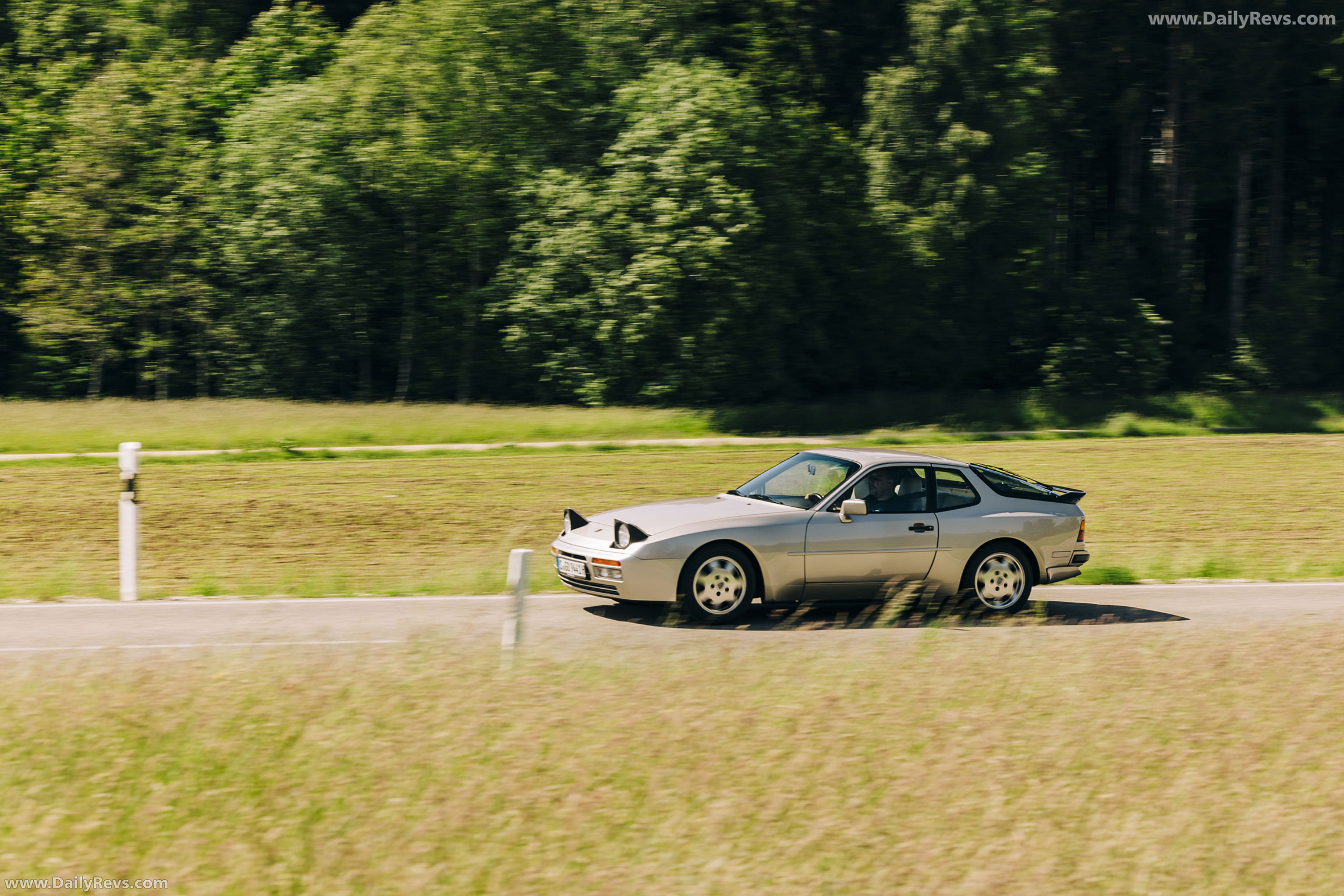 1989 Porsche 944 Turbo Coupe Side View