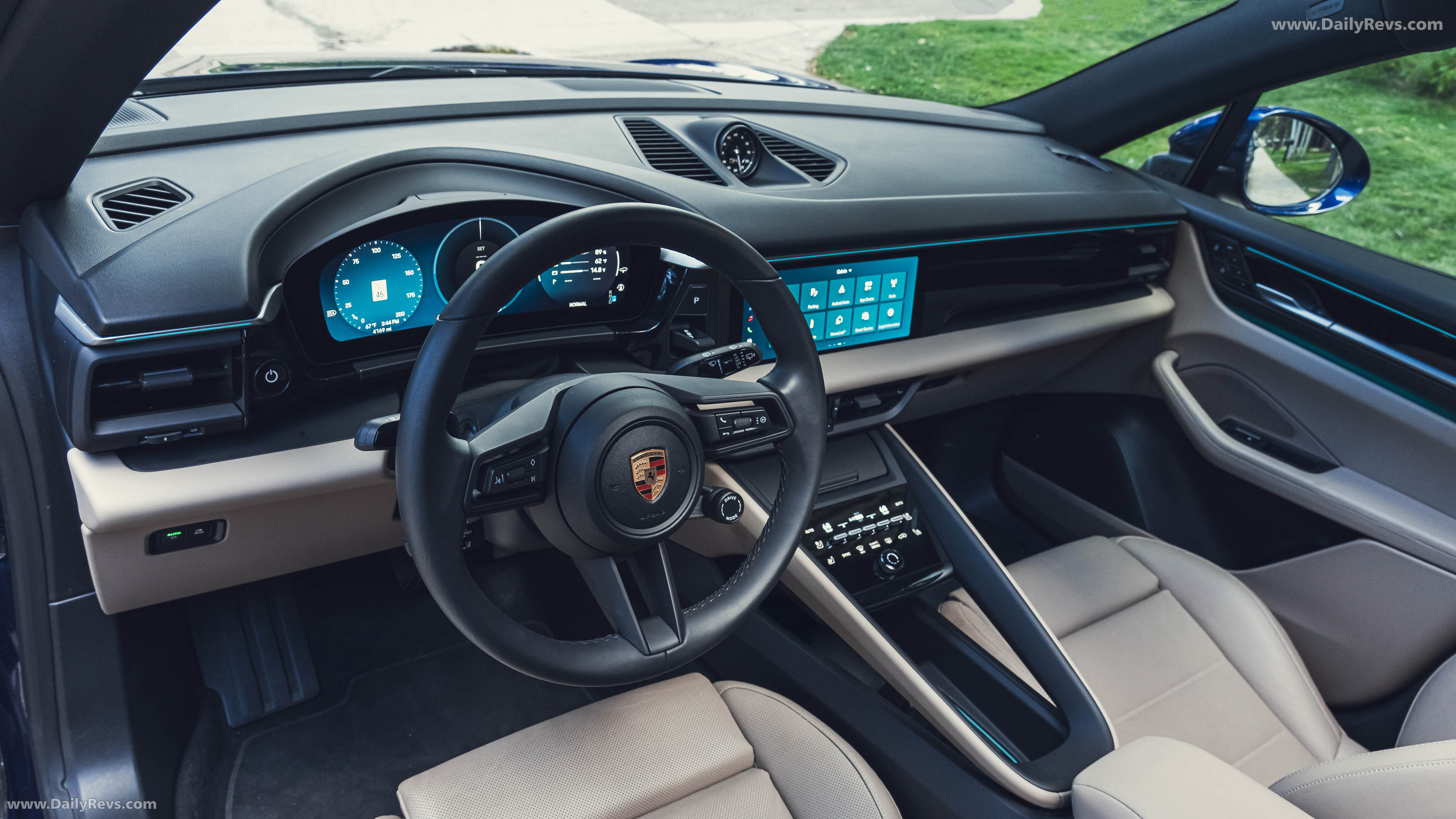 2025 Porsche Macan Gentian Blue H2 Interior