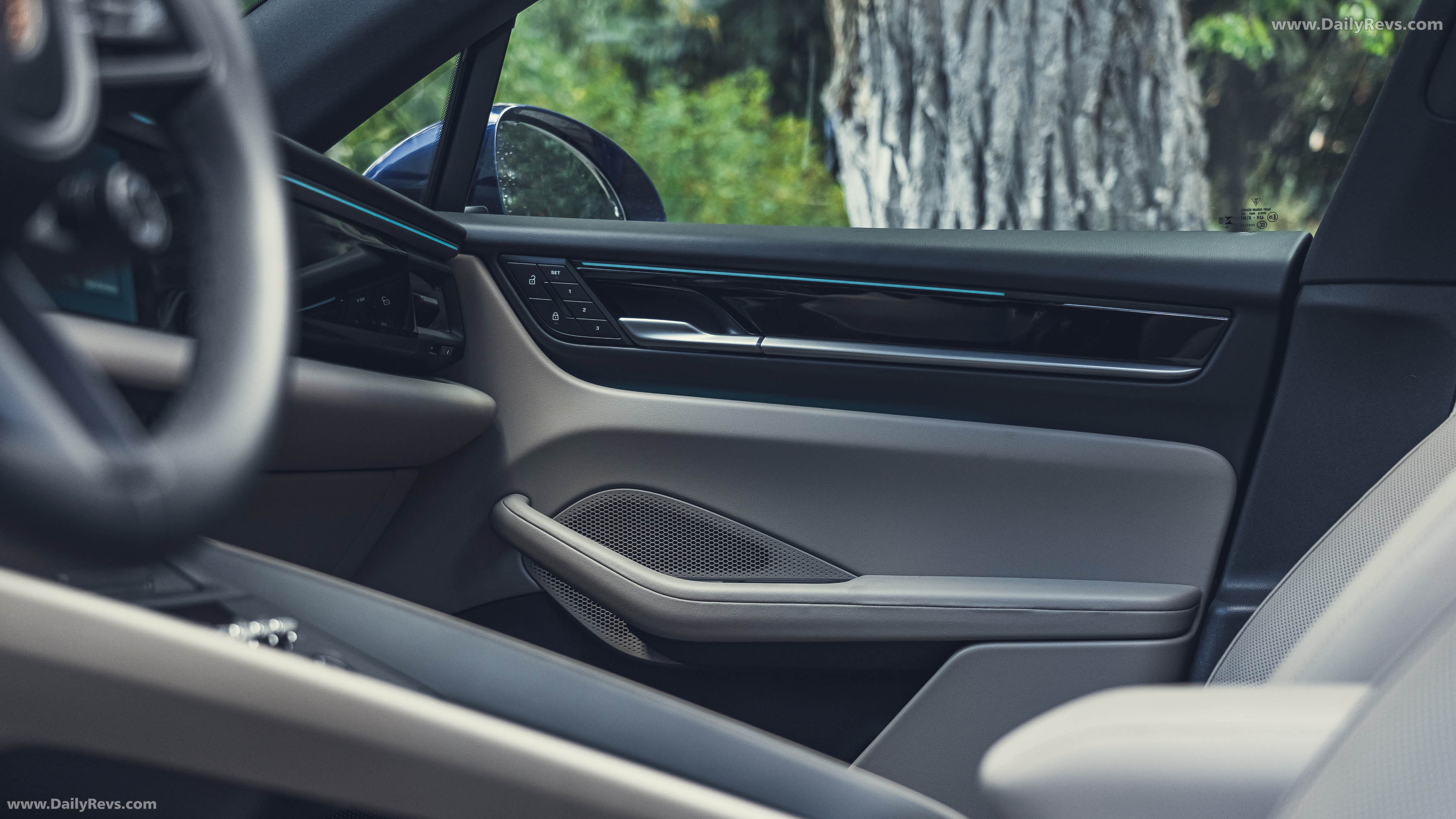 2025 Porsche Macan Gentian Blue H2 Interior