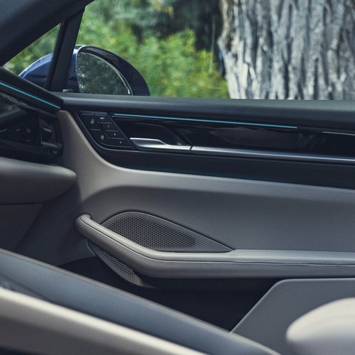 2025 Porsche Macan Gentian Blue H2 Interior
