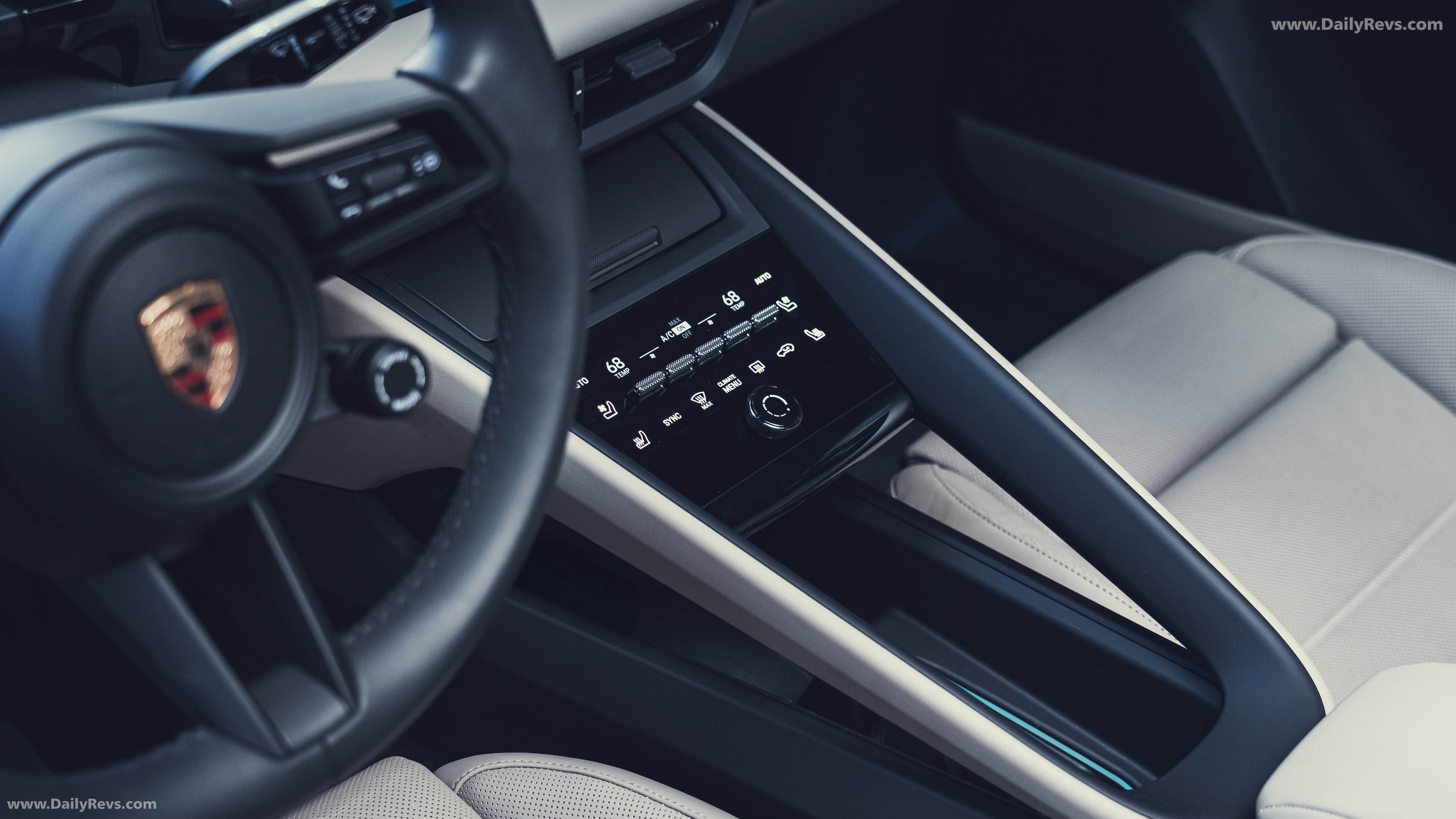 2025 Porsche Macan Gentian Blue H2 Interior