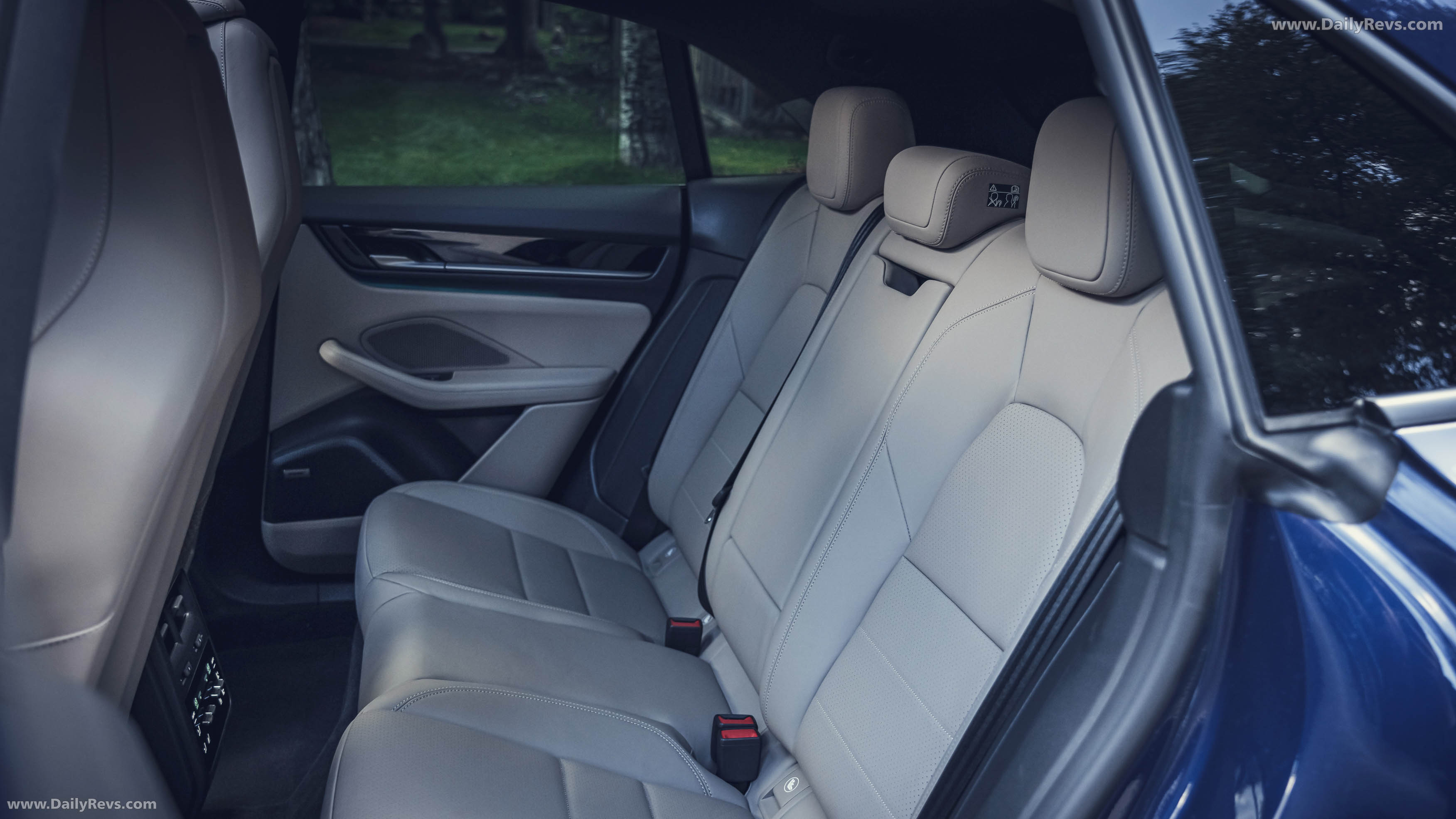 2025 Porsche Macan Gentian Blue H2 Interior