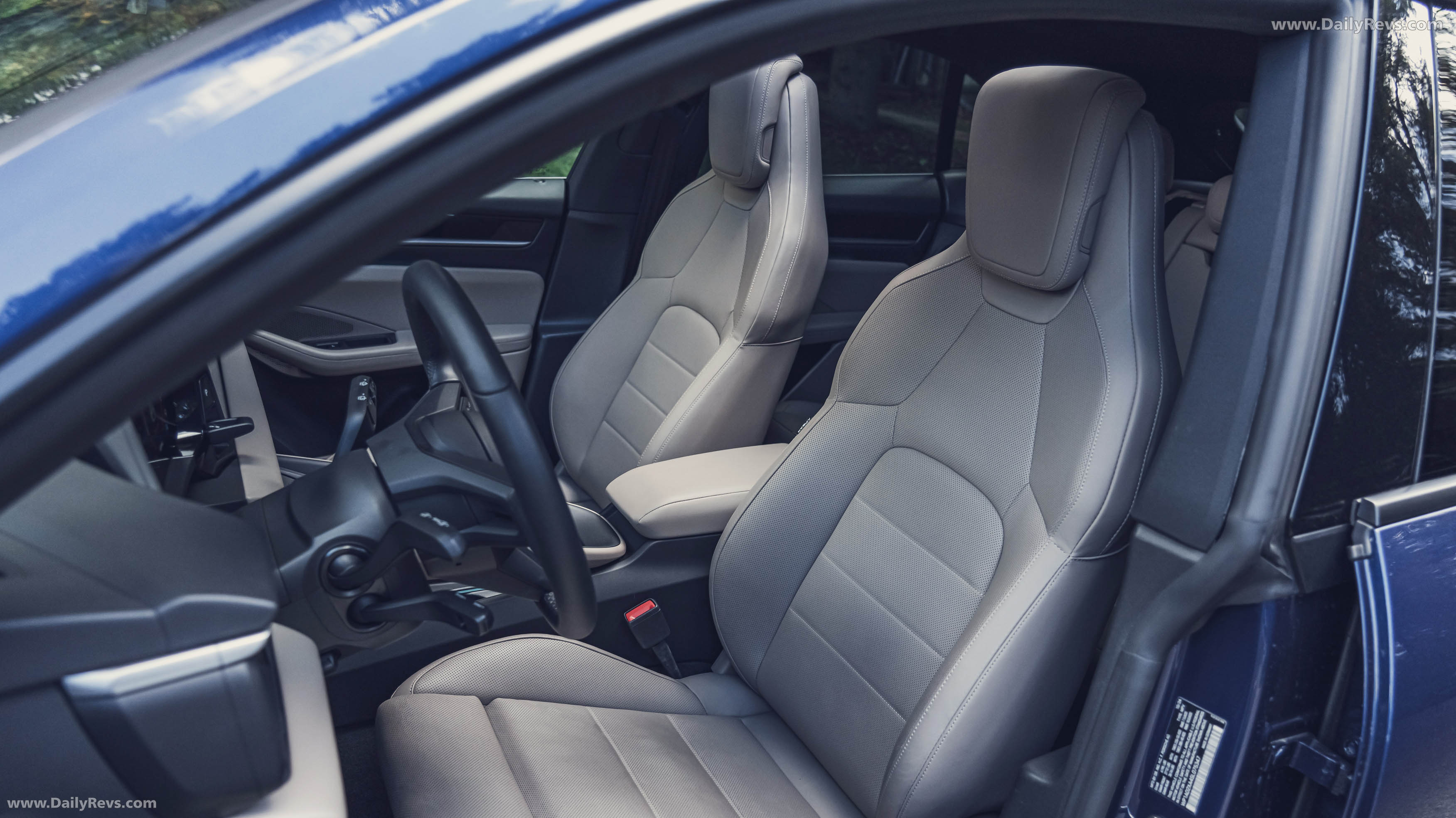 2025 Porsche Macan Gentian Blue H2 Interior