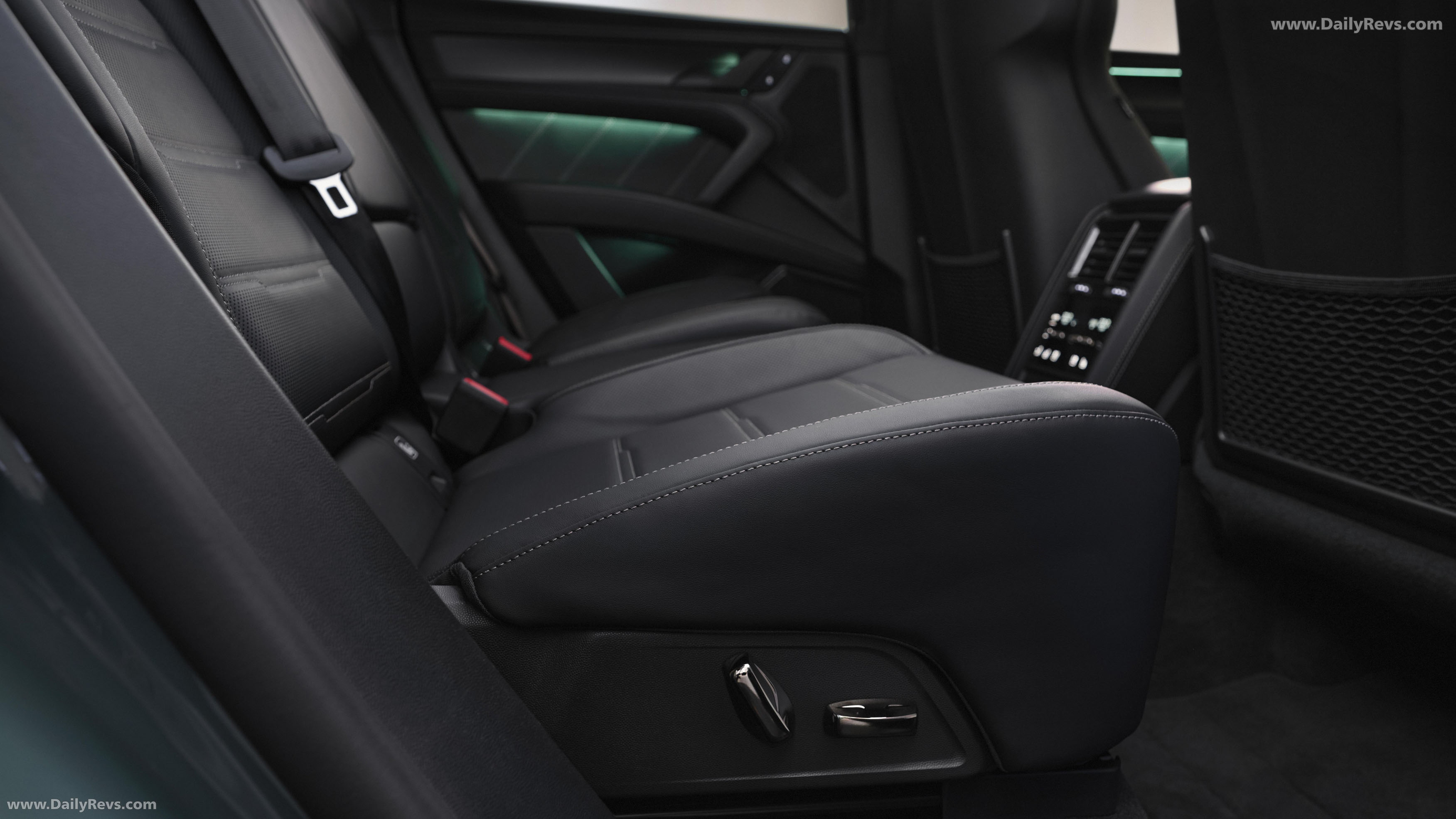 2027 Porsche Cayenne Turbo Electric Interior