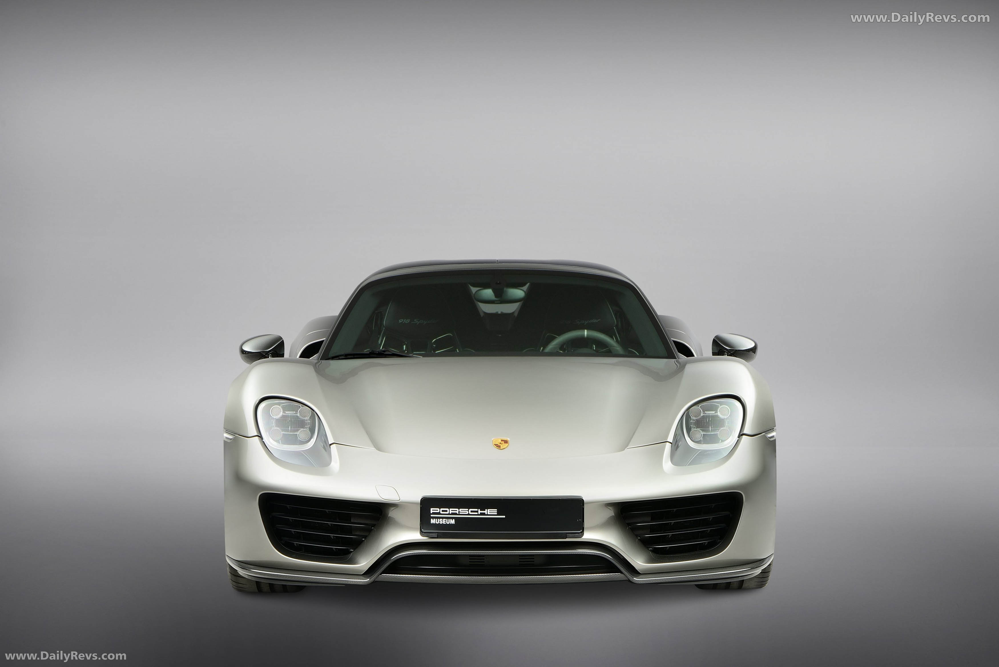 2015 Porsche 918 Spyder Front View
