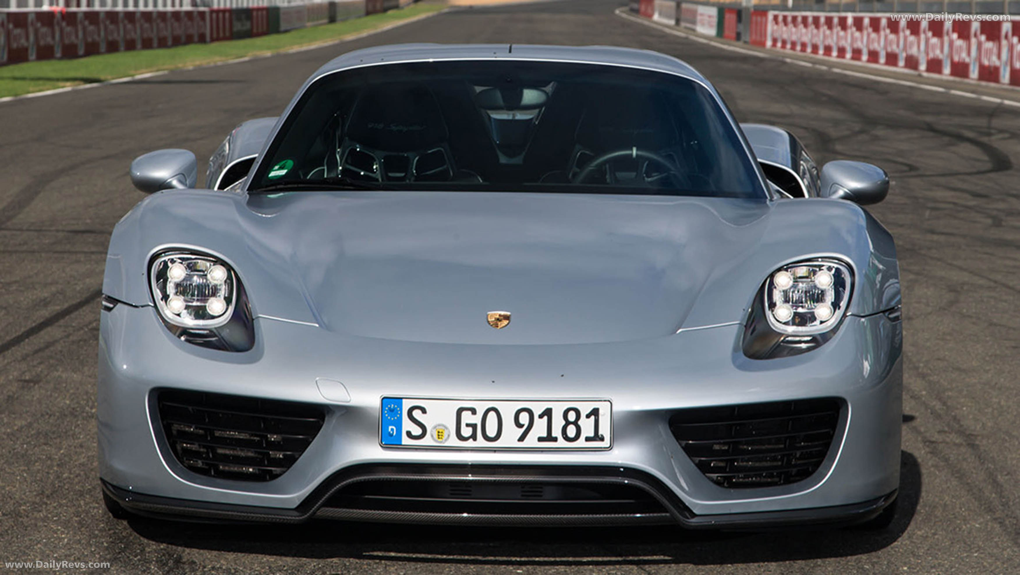 2015 Porsche 918 Spyder Front View
